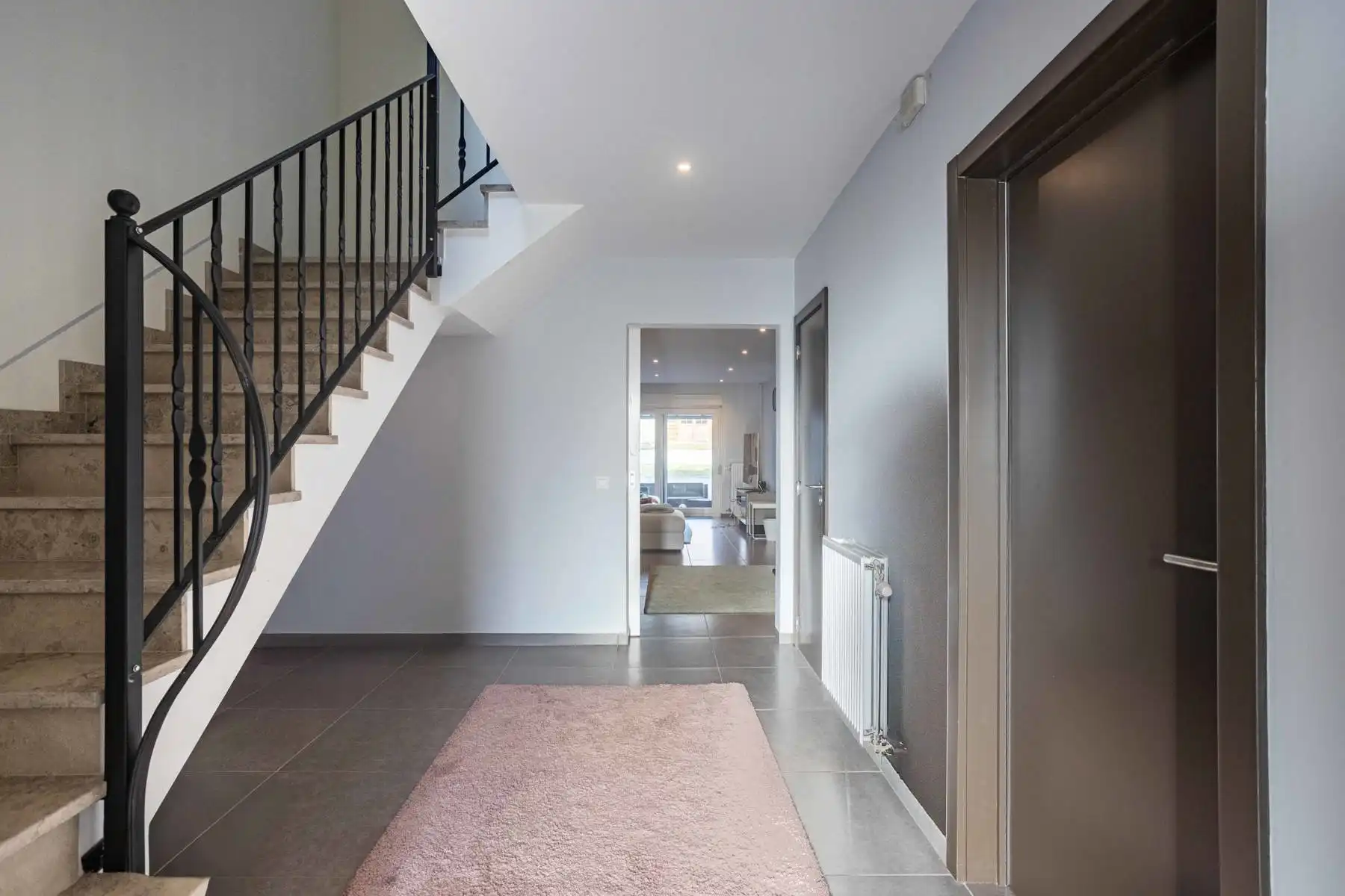 Instapklare recente woning met 5 slaapkamers en 3 badkamers! foto 2