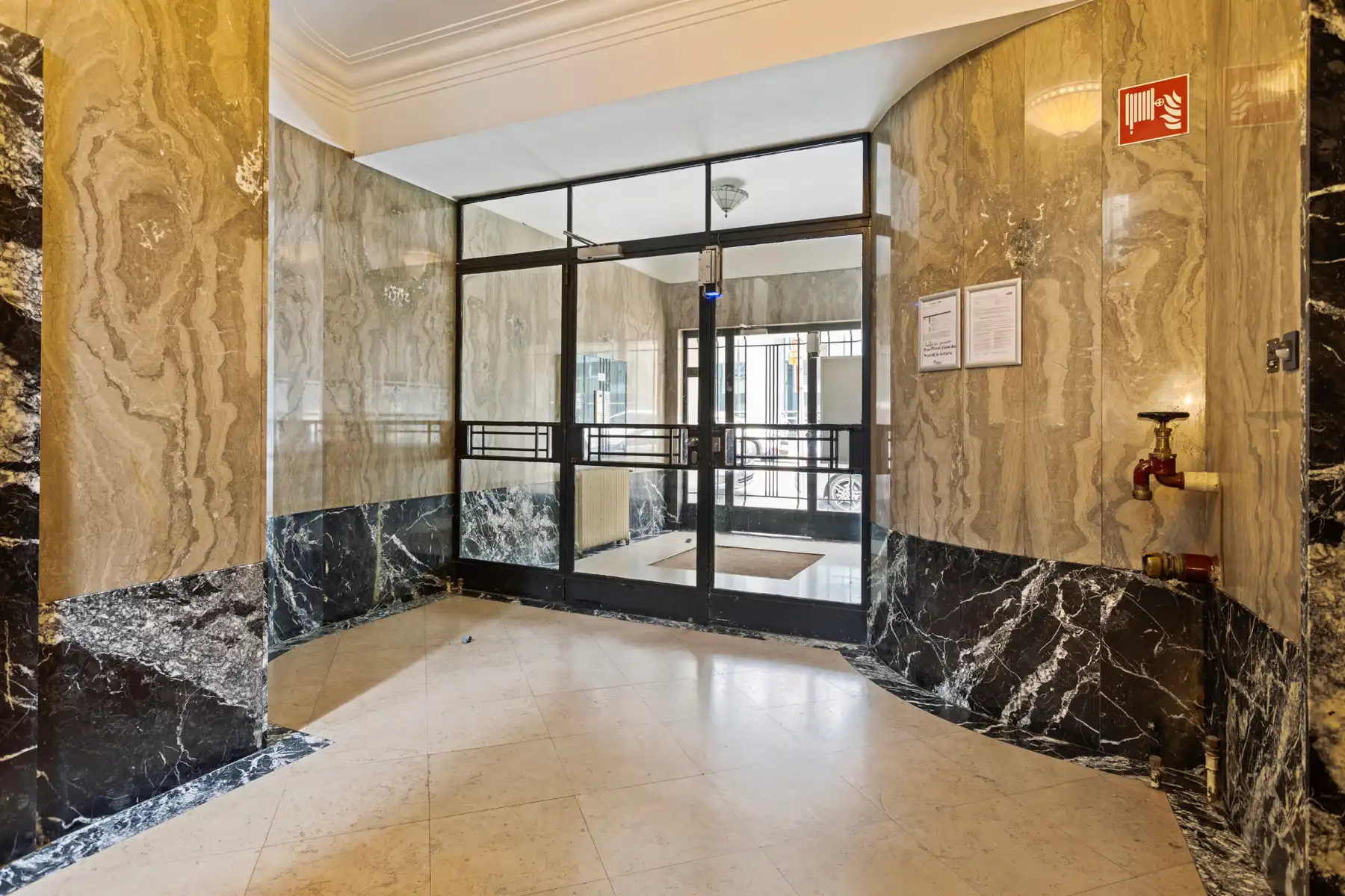 Stijlvol appartement met 1 slaapkamer in de Europese wijk foto 2