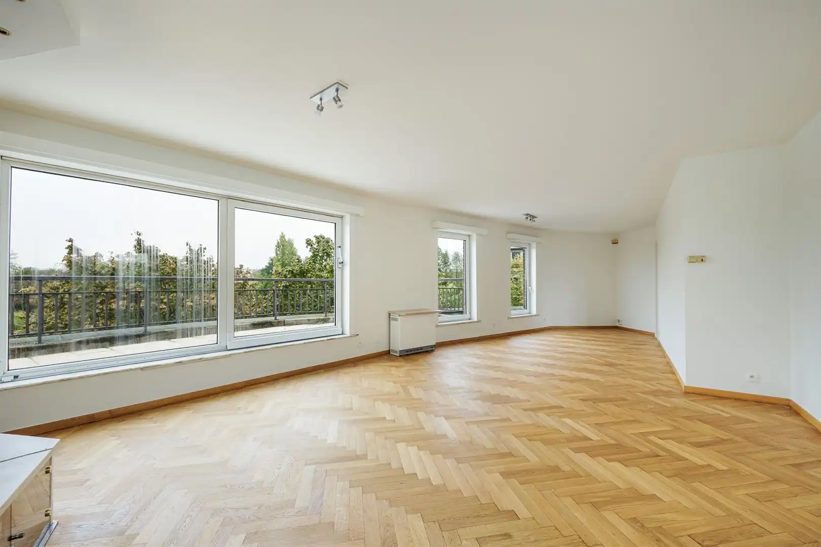 Ruim dakappartement met zonneterras en parking. foto 4