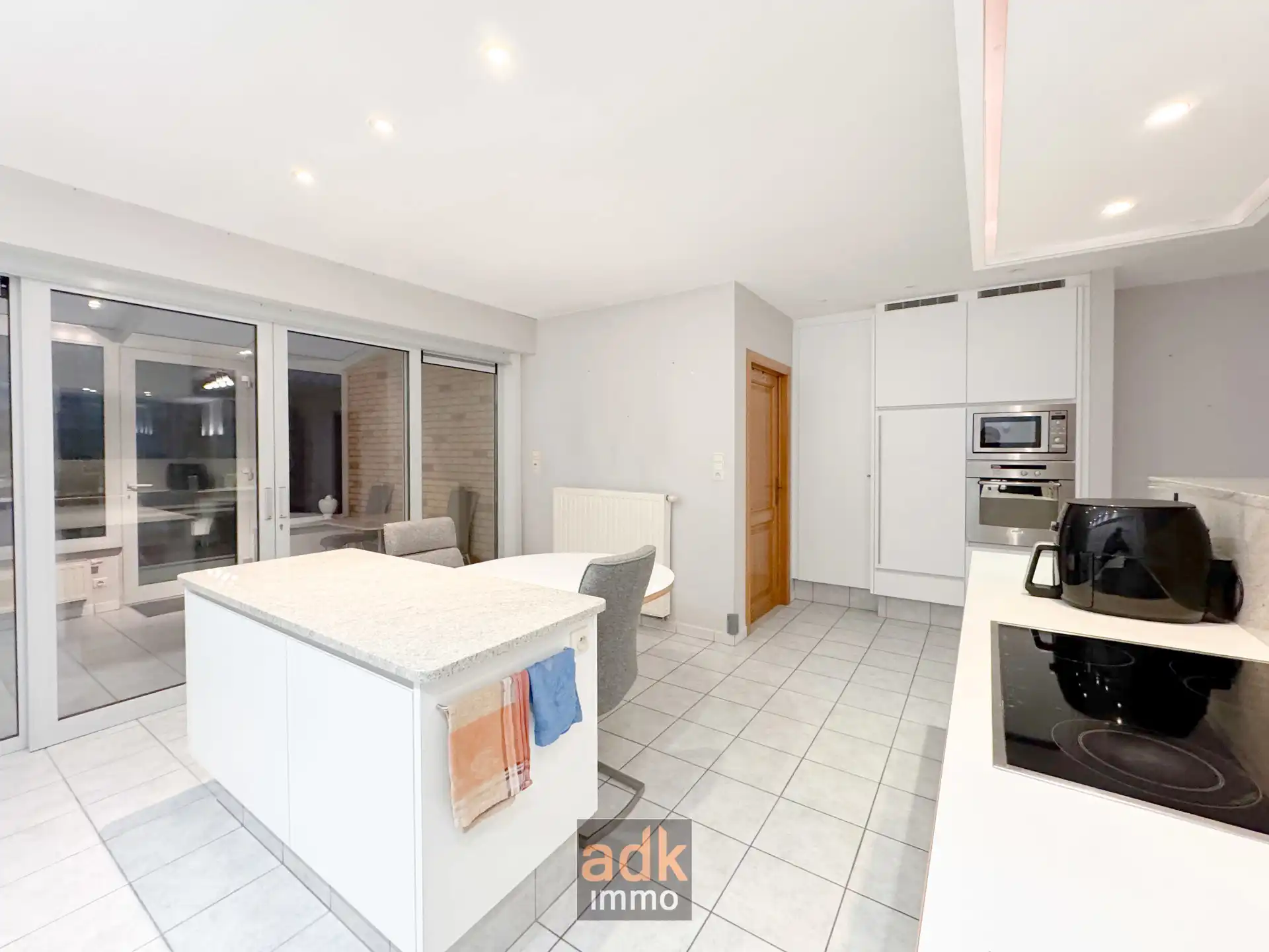 Te koop: Instapklare woning met garage, zonnige tuin & privacy – Noordhoekstraat 10, Adinkerke foto 9