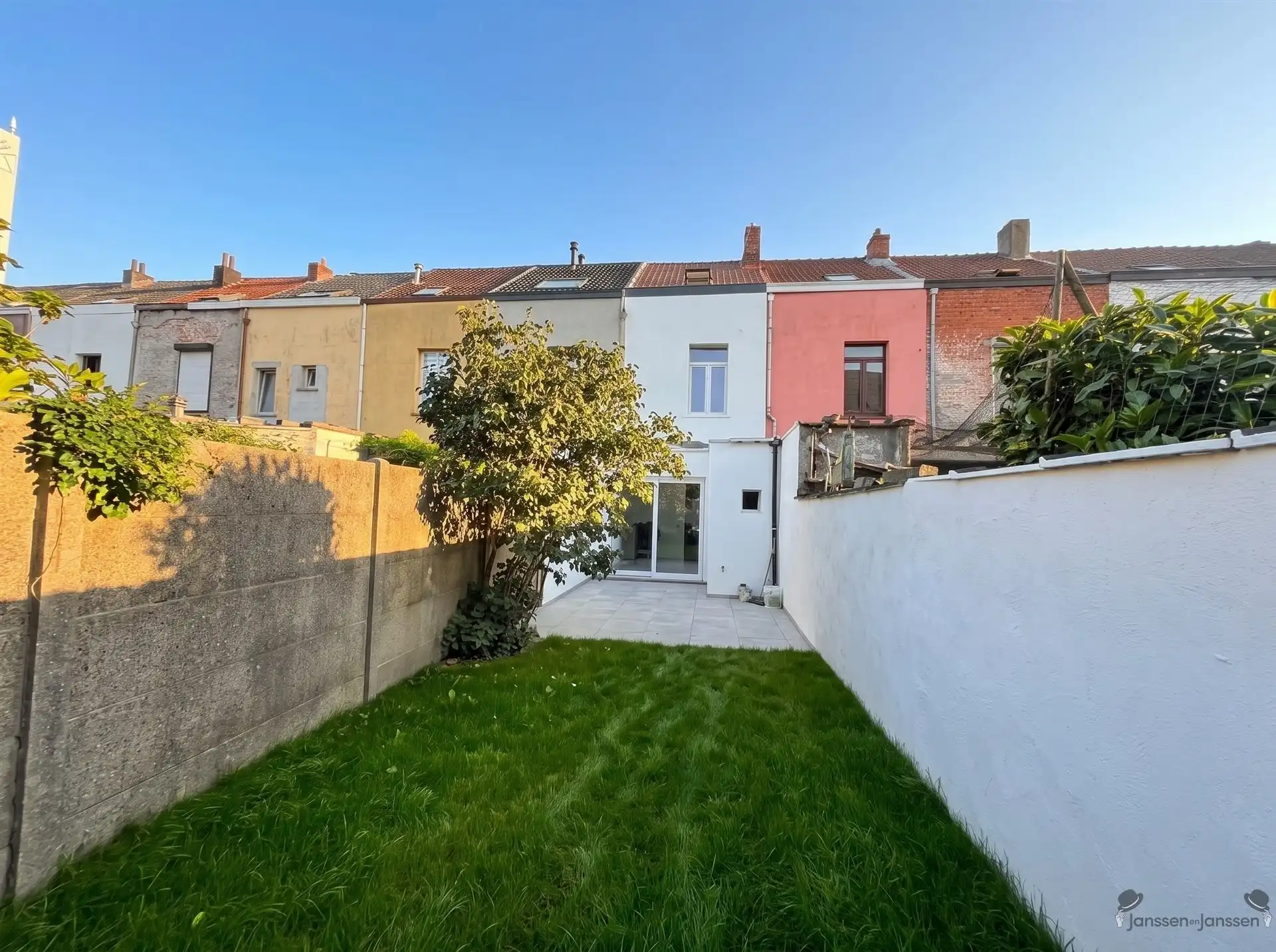 Hoofdfoto van de publicatie: gerenoveerde woning met tuin