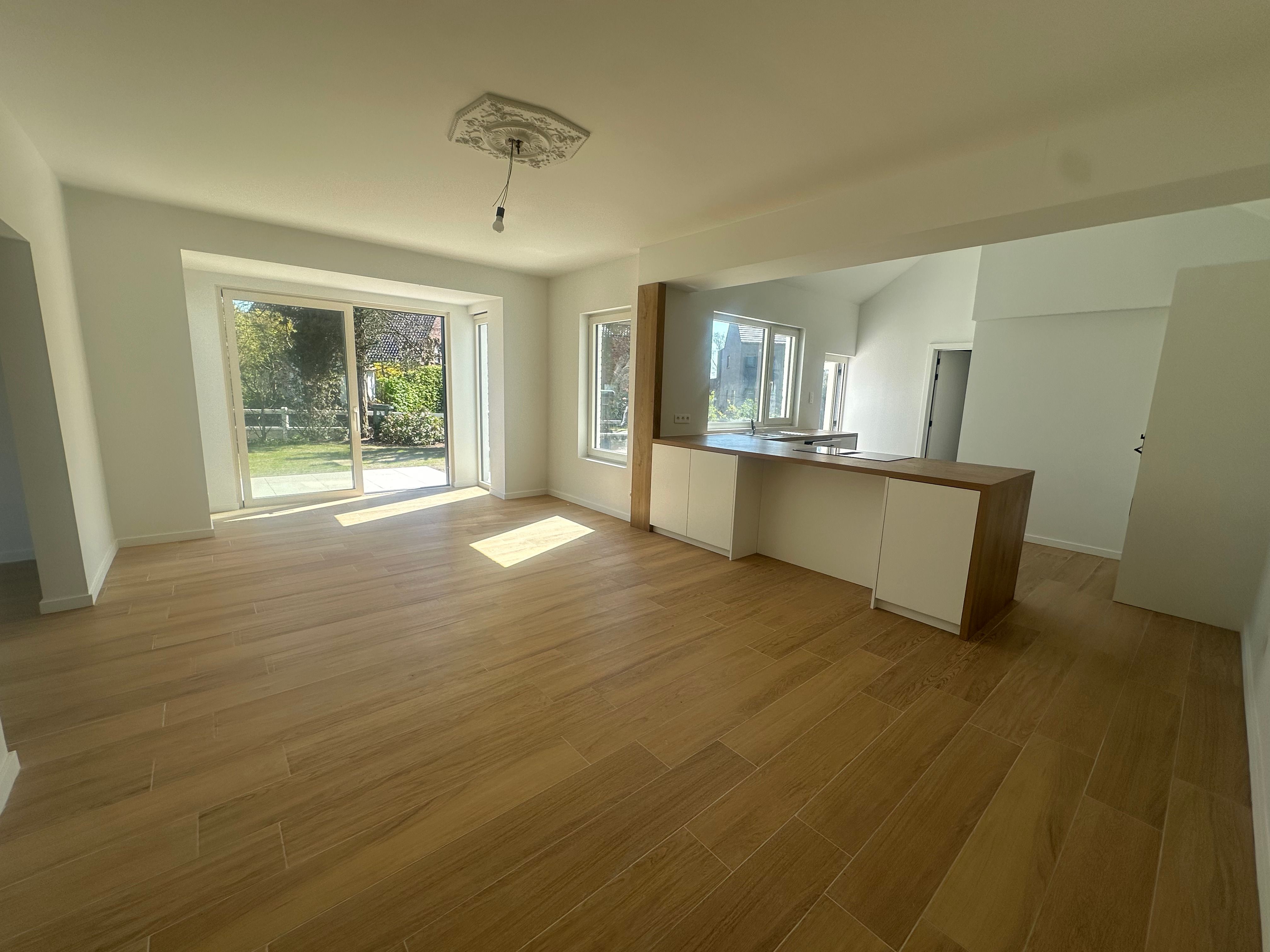 Instapklare, recent gerenoveerde woning op toplocatie in Laarne foto 6