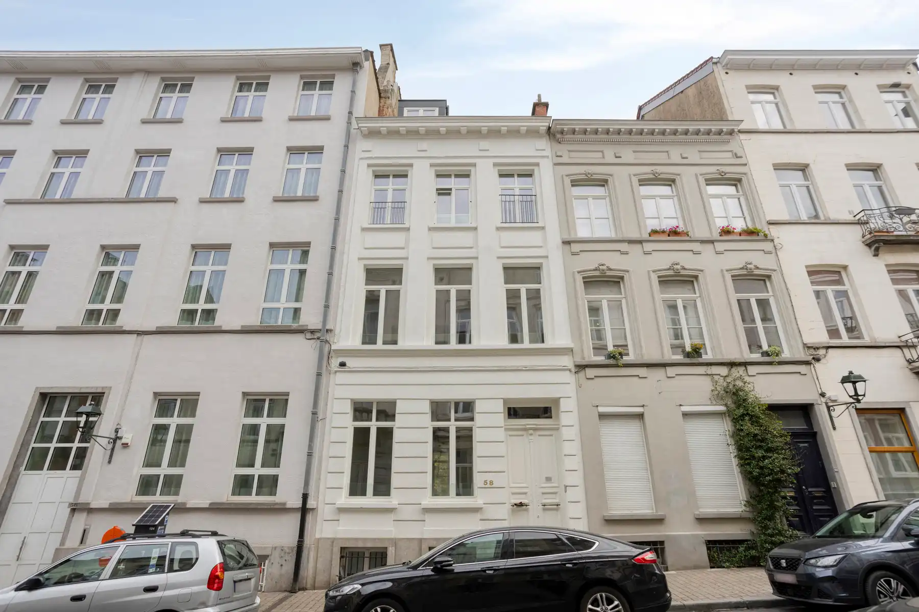 Karaktervol appartementsgebouw met 3 units nabij Louizalaan foto {{pictureIndex}}