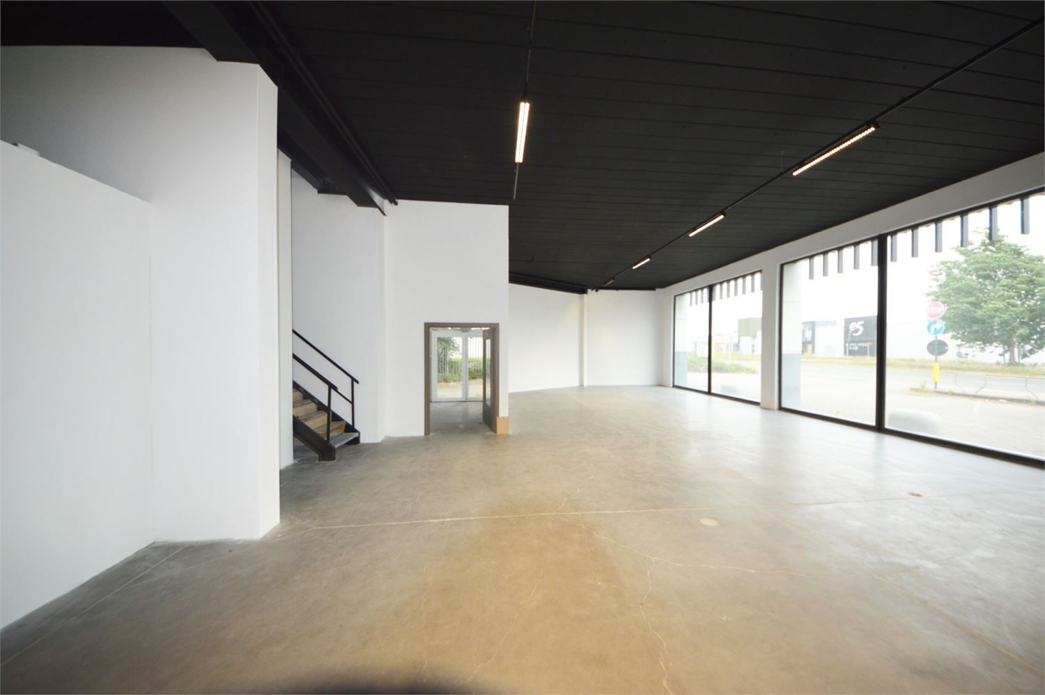 COMMERCIEEL GEBOUW BAANLOCATIE MET PARKING NABIJ MCDONALDS foto 14