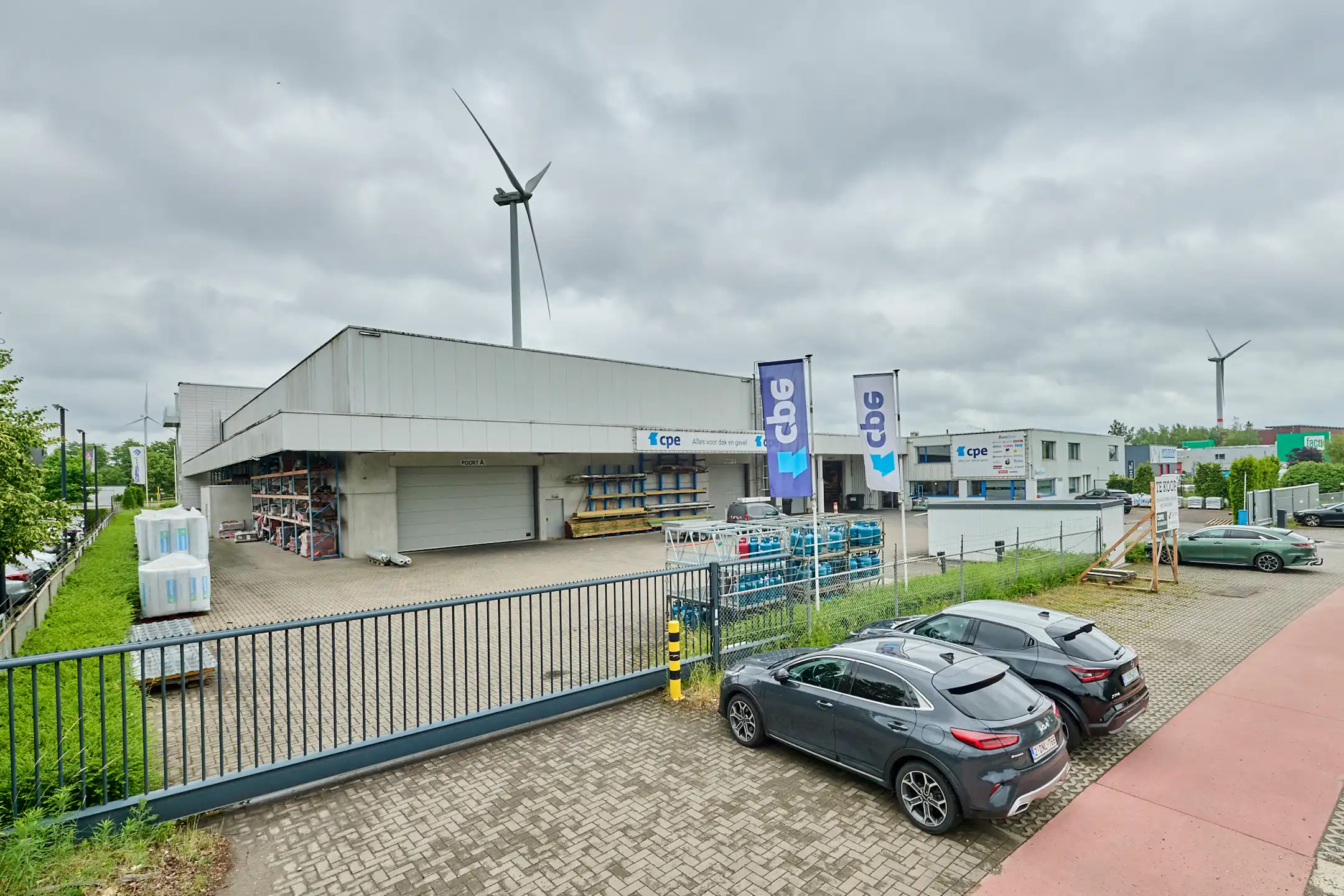 TE KOOP: MAGAZIJNEN MET RUIME KANTOREN IN GENK foto 4