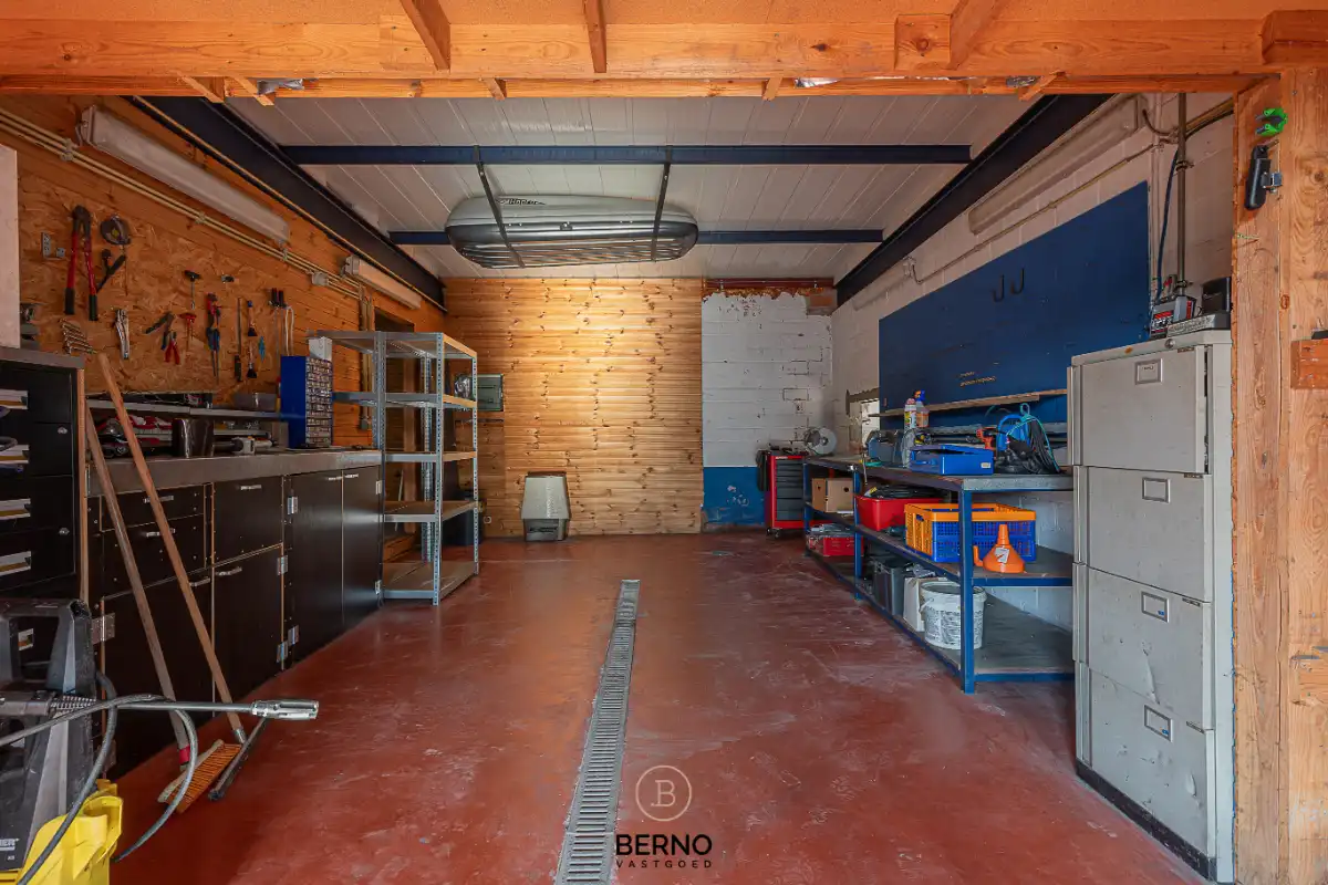 Ruime halfopen bebouwing met bijgebouw foto 23