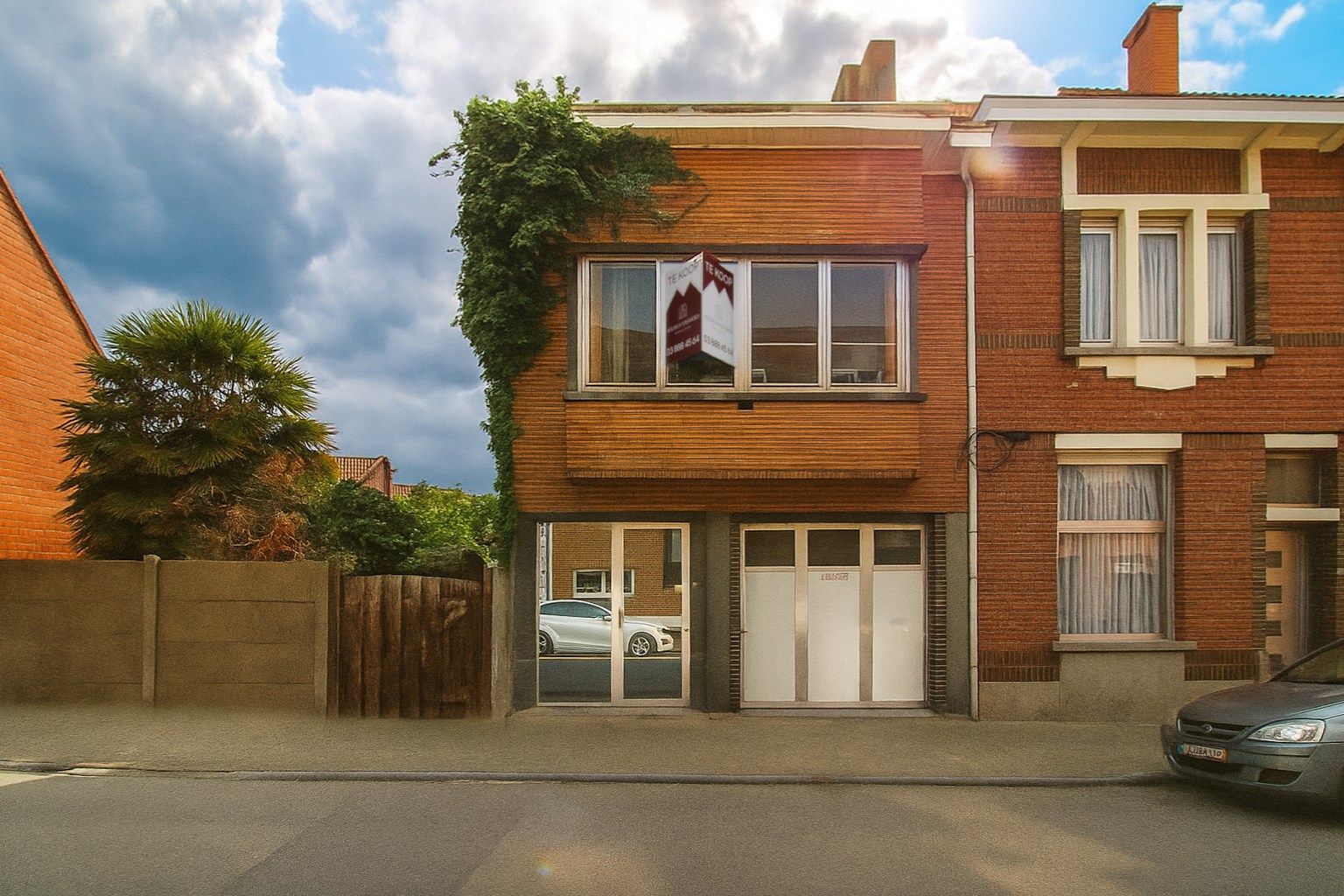 Hoofdfoto van de publicatie: Te koop: Ruime en charmante halfopen bebouwing met uitgestrekte tuin, optie tot vijf slaapkamers en veel renovatiepotentieel in het centrum van Sint-Niklaas
