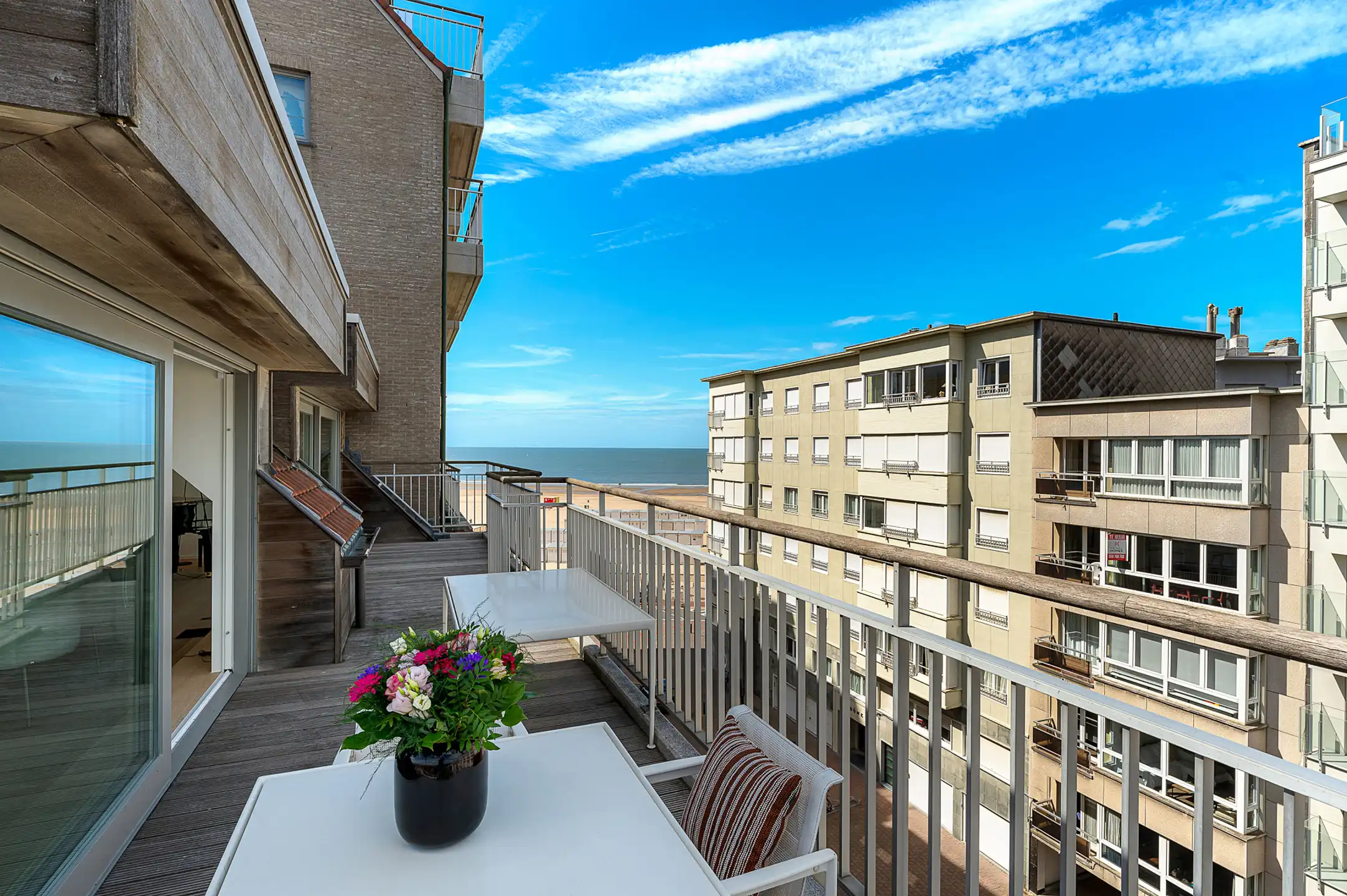 Zonnige penthouse met ruime terrassen en zijdelings zeezicht foto 2