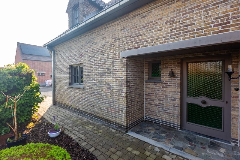 Residentieel gelegen, te moderniseren villa (kant Heule) met 4 slaapkamers, bureau, oprit voor 4 auto's, grote tuin...op 880m² (energielabel D) foto 11