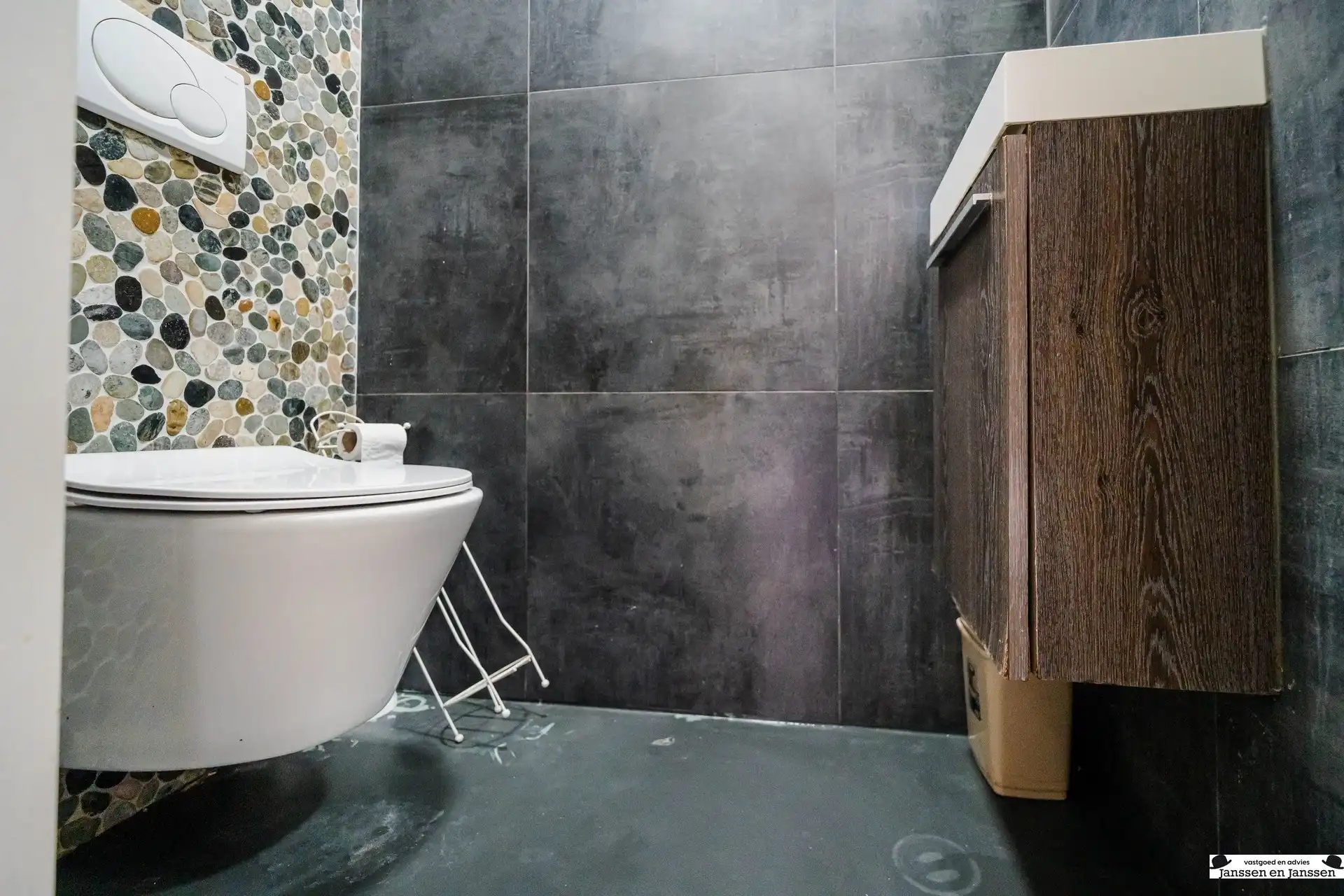 Te renoveren ruim appartement op toplocatie in Borgerhout! foto 9