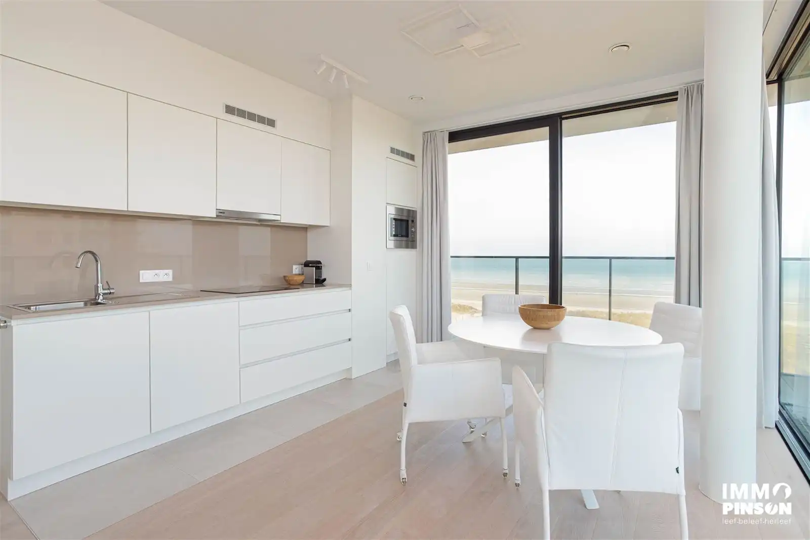 Lichtrijke assistentieflat met wijds zicht op zee, strand en duinen foto 2