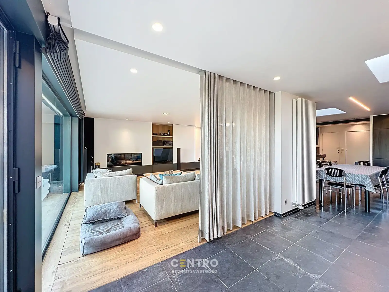 Luxueuze woning (4 slpks) + ruime showroom (of winkel, praktijkruimte, diensten, vrij beroep,...) met kantoor te Hooglede! foto 13