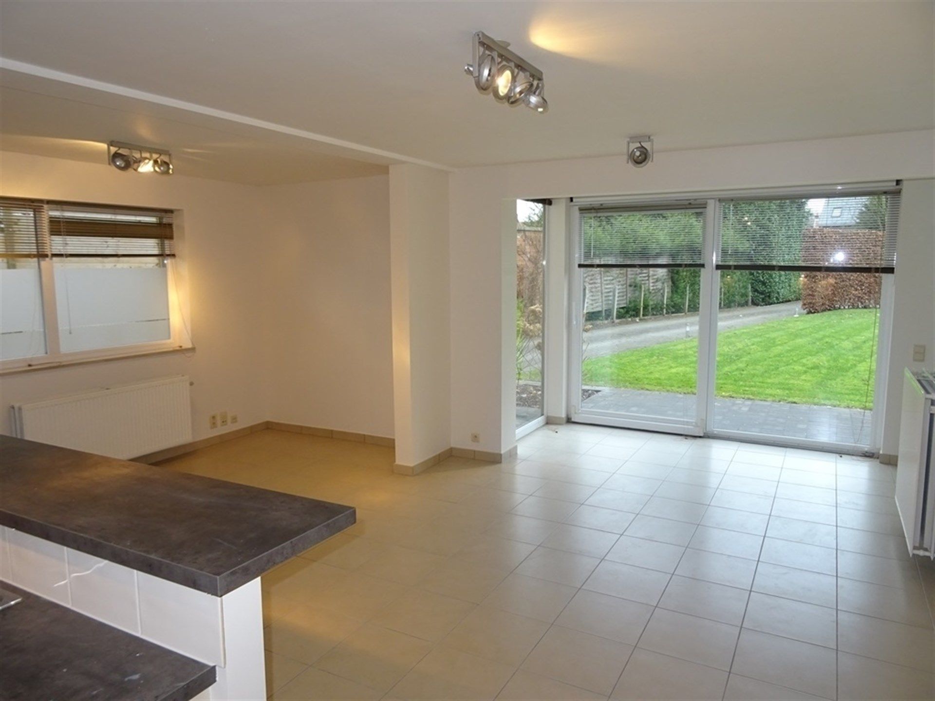 Gelijkvloers appartement met terras gelegen op wandelafstand van het centrum. foto 3