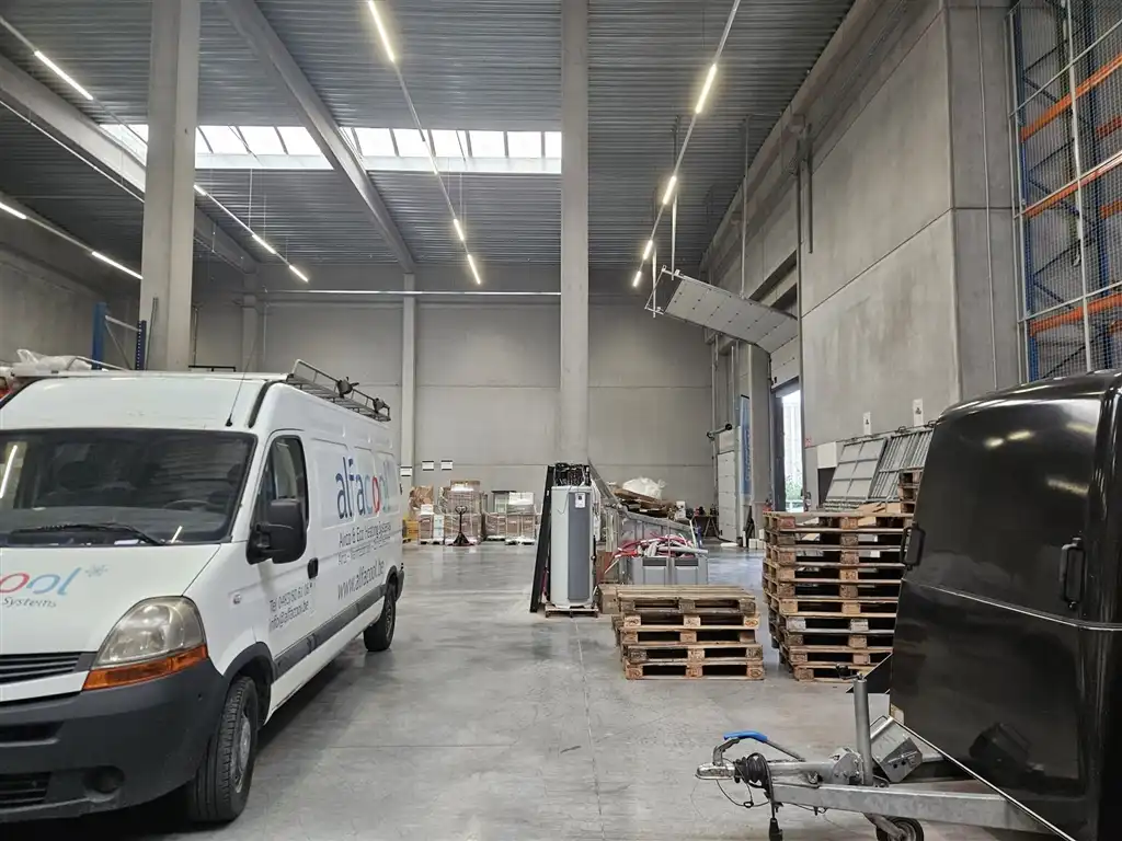 Magazijn met laad- en loskade en high end kantoren foto 7