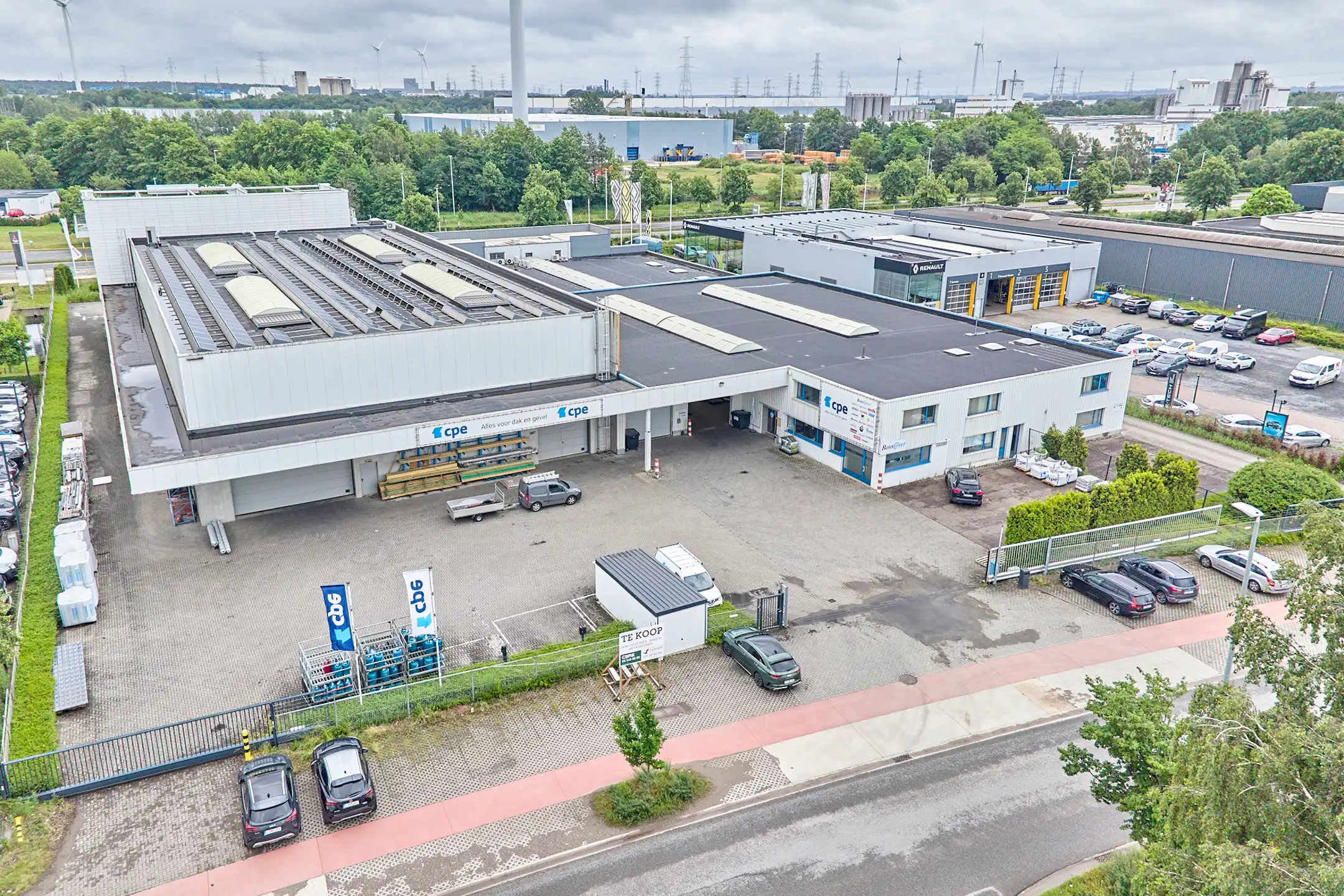 TE KOOP: MAGAZIJN MET REPRESENTATIEVE KANTOREN IN GENK foto 3