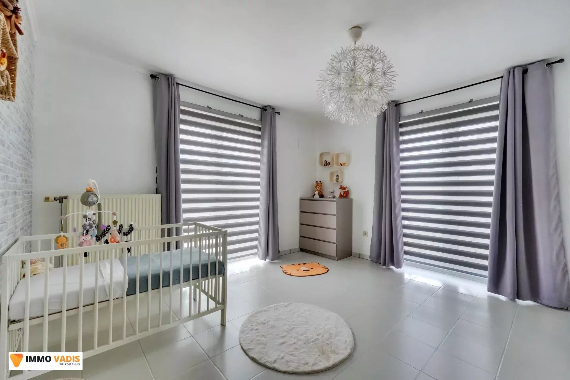 Instapklare halfopen woning met tuin en twee garages foto 11