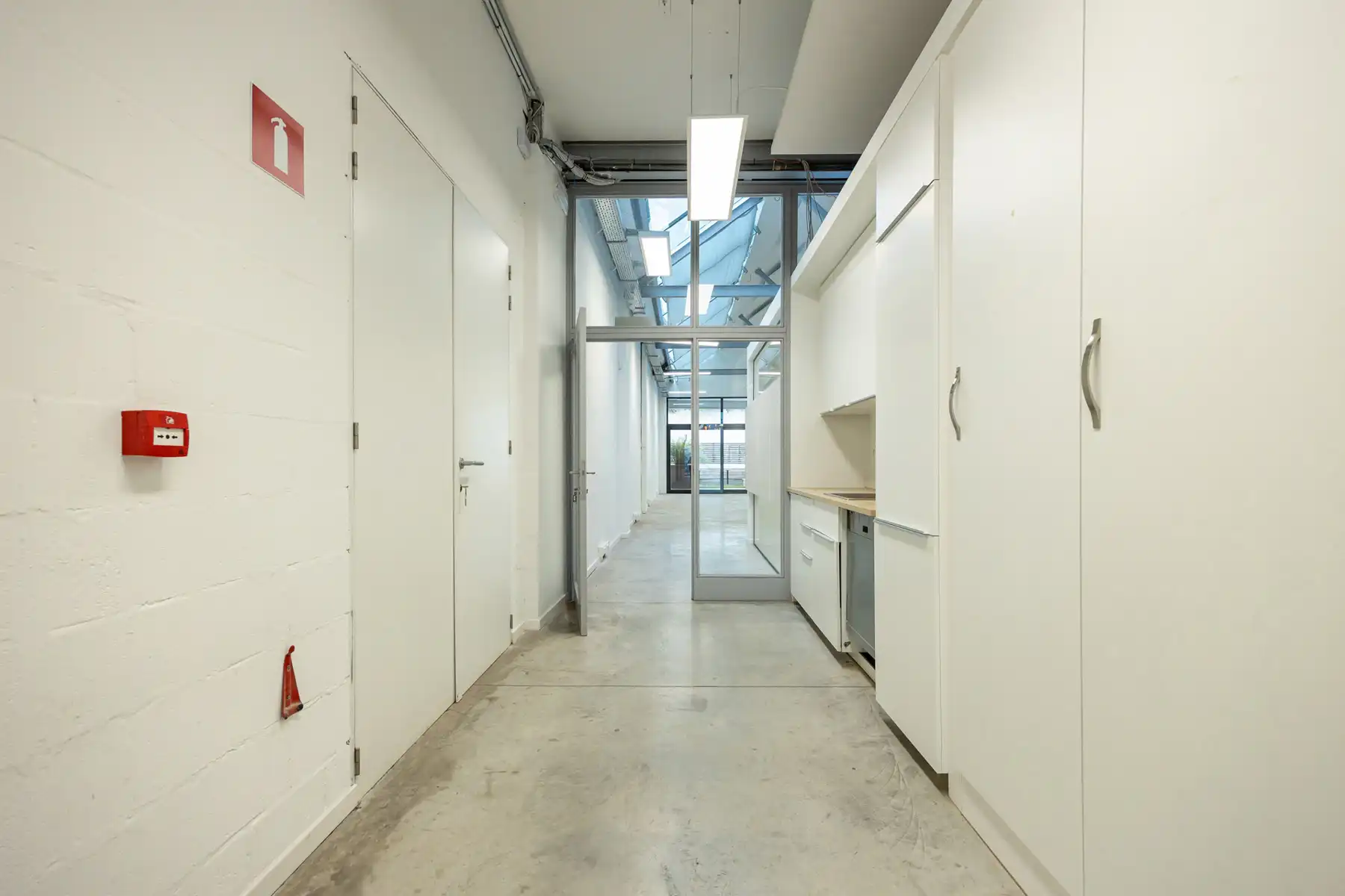 Instapklaar kantoorgebouw te koop in Merksem foto 28