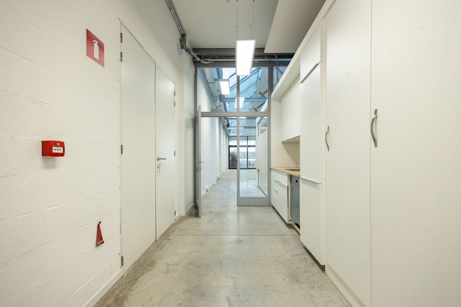 Instapklaar kantoorgebouw te koop in Merksem foto 28