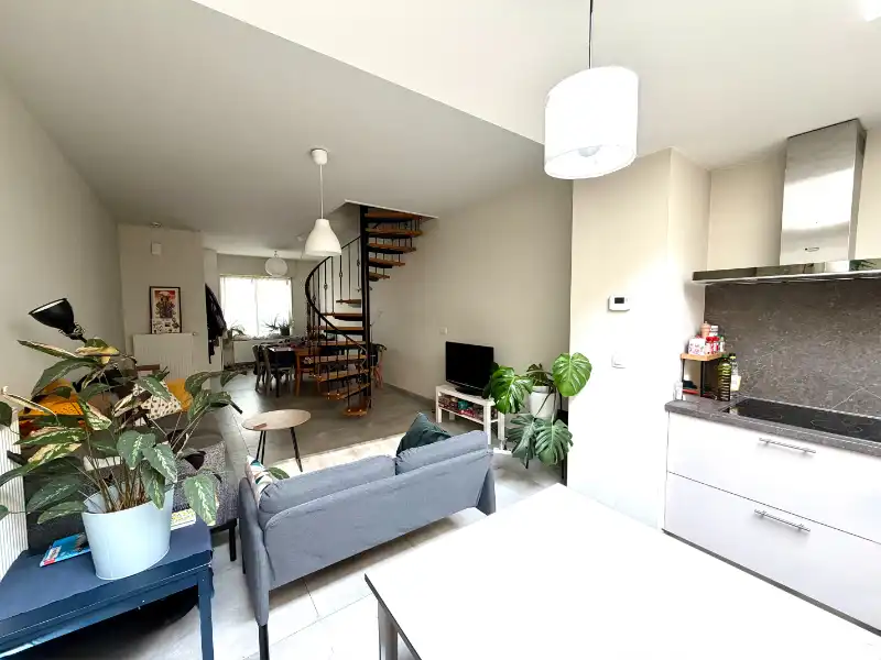 NABIJ STATION GENT SINT PIETERS, GERENOVEERDE RIJWONING MET 2 SLAAPKAMERS foto 3