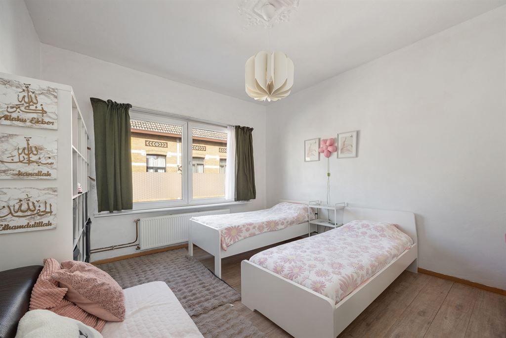 Ruime woning met 4 slaapkamers en stadskoer foto 17