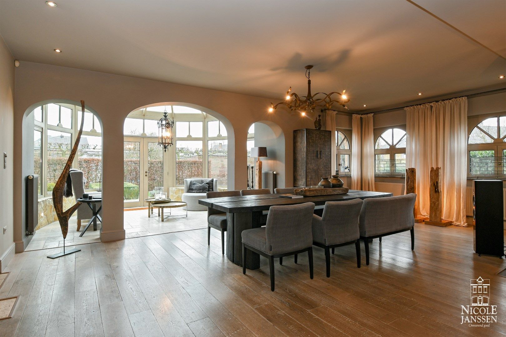 Kwalitatief afgewerkte en instapklare villa met mooi aangelegde tuin nabij het centrum  foto 6