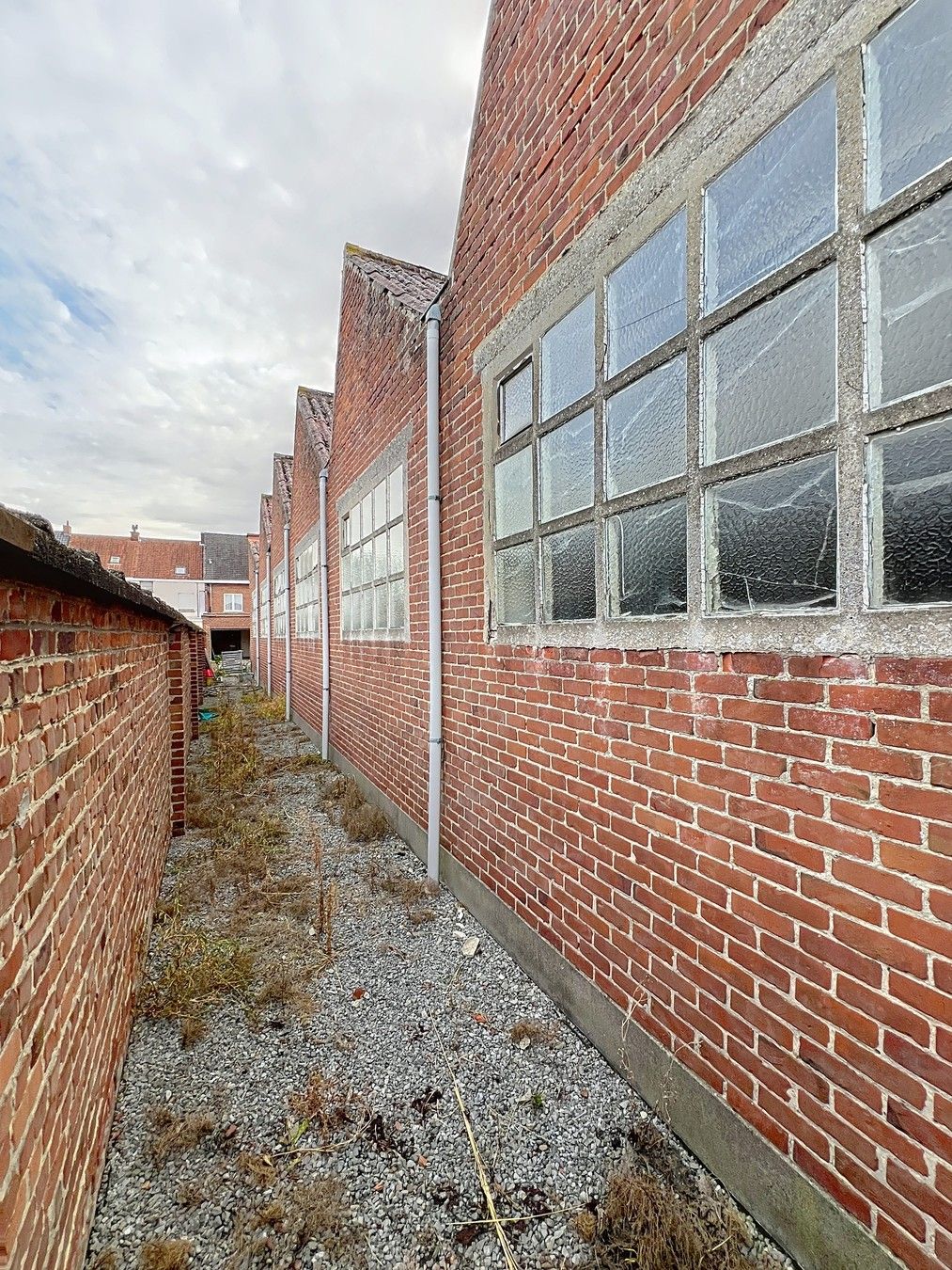 Ruime gezinswoning met garage + magazijn van 260m² en zonnige tuin in hartje Izegem. foto 22