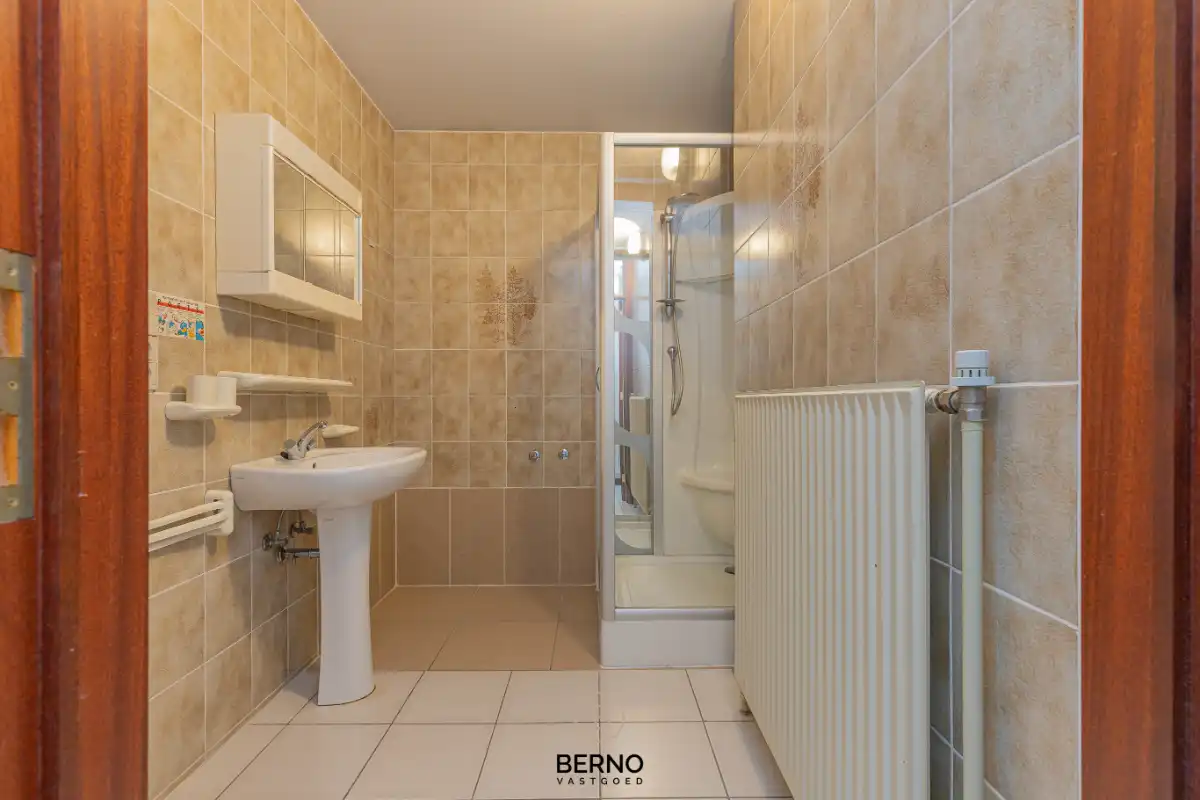 Building met praktijkruimte en 2 appartementen op commerciële locatie foto 17