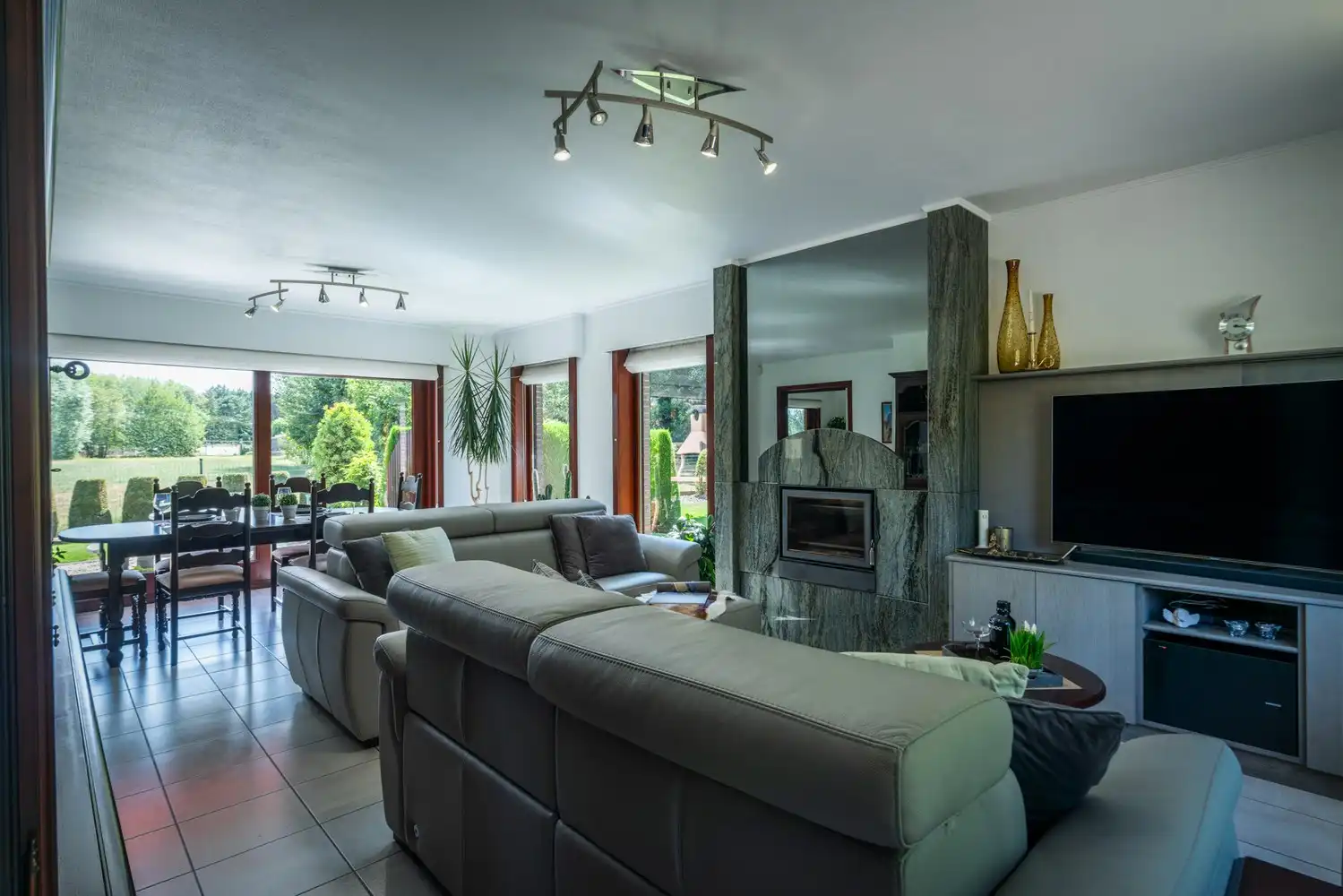 Royale villa met 4 slaapkamers, droomtuin en weids vergezicht te koop in Maldegem foto 3