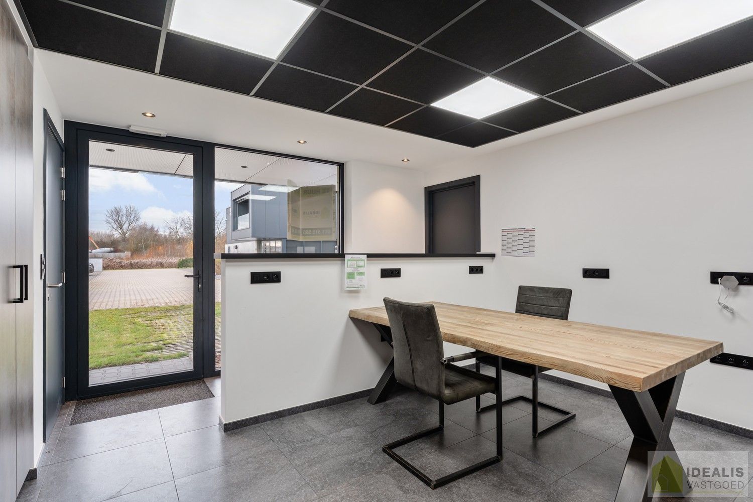 INSTAPKLAAR APPARTEMENT MET MAGAZIJN/KANTOOR OP BEDRIJVENTERREIN DE RIETKOLK!! Dit instapklare pand bestaat uit een hal/opslag van +-100m², met bureel/keuken en een aparte inkom voor het woongedeelte. Het appartement omvat een ruime woonkamer met uitgeruste keuken, 2 slaapkamers, badkamer, bergruimte en waskamer. Het pand leent zich perfect als kantoorlocatie met opslag in combinatie met wonen. foto 8