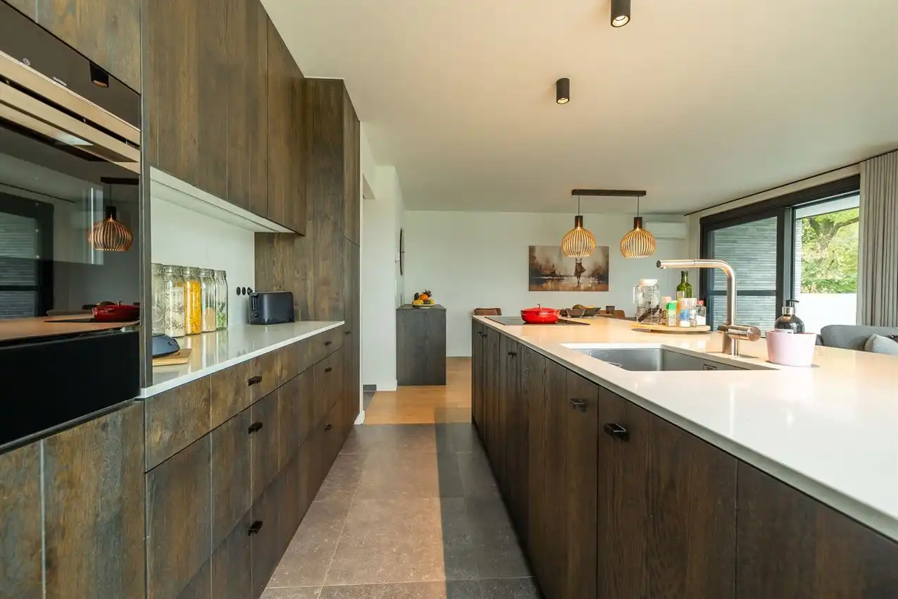 Gemeubelde penthouse met 2 slpk, ruim terras en autostaanplaats foto 5
