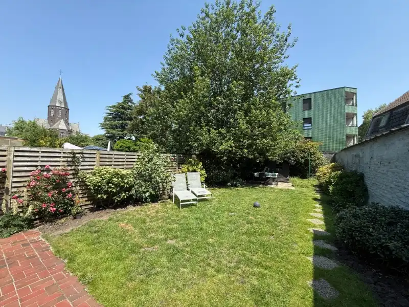 Ruime woning met tuin en garage op uitstekende ligging foto 2