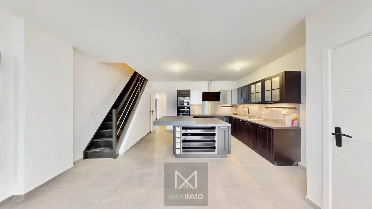 Totaal gerenoveerde woning met garage in het centrum van Lauwe foto 3