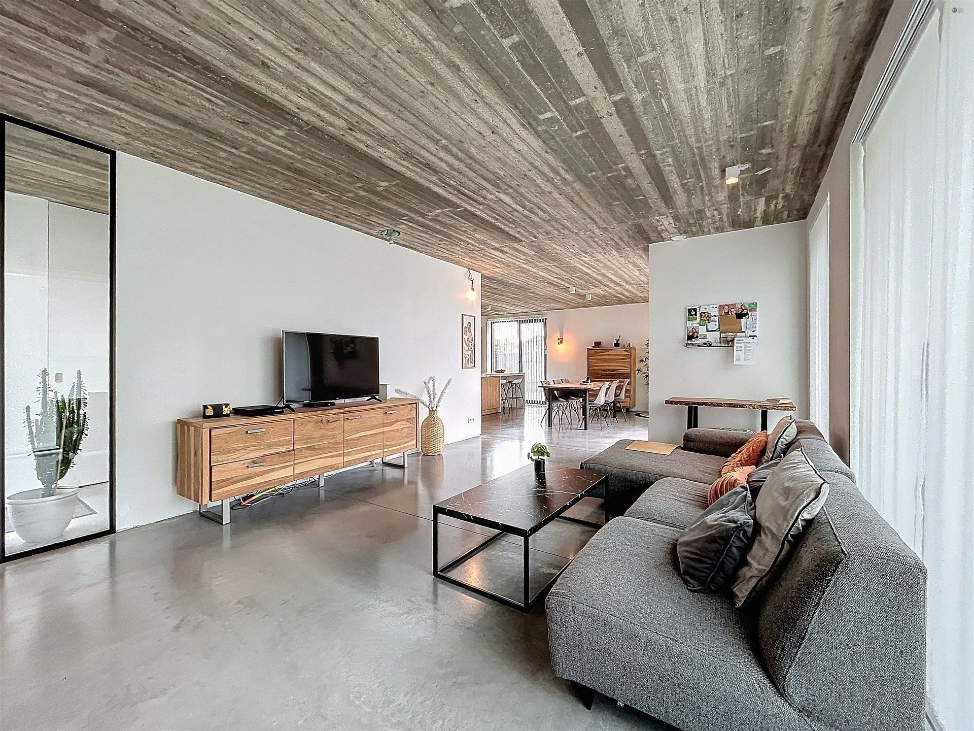 Energiezuinige open bebouwing met drie slaapkamers en garage op perceel van 575m² foto {{pictureIndex}}