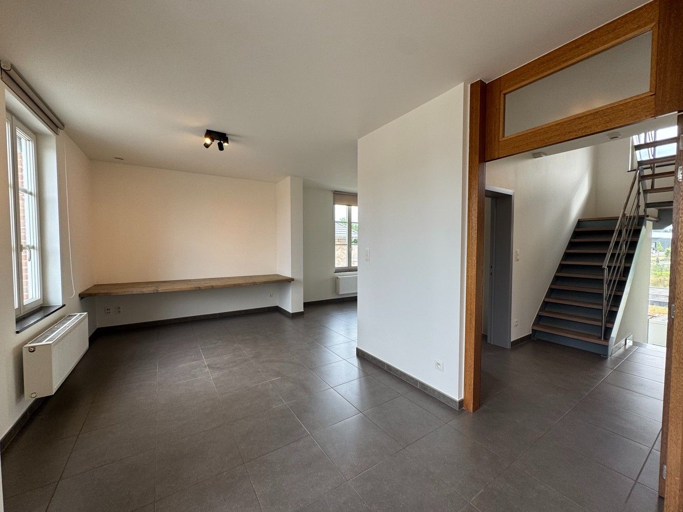 TE HUUR: Ruim Duplex-appartement met 4 staanplaatsen in Diepenbeek foto 4