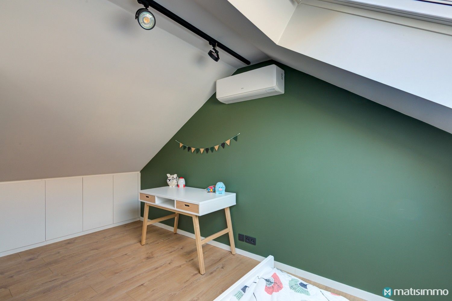 RUIME INSTAPKLARE GEZINSWONING MET 4 SLAAPKAMERS, TUIN EN ZONNEPANELEN foto 25