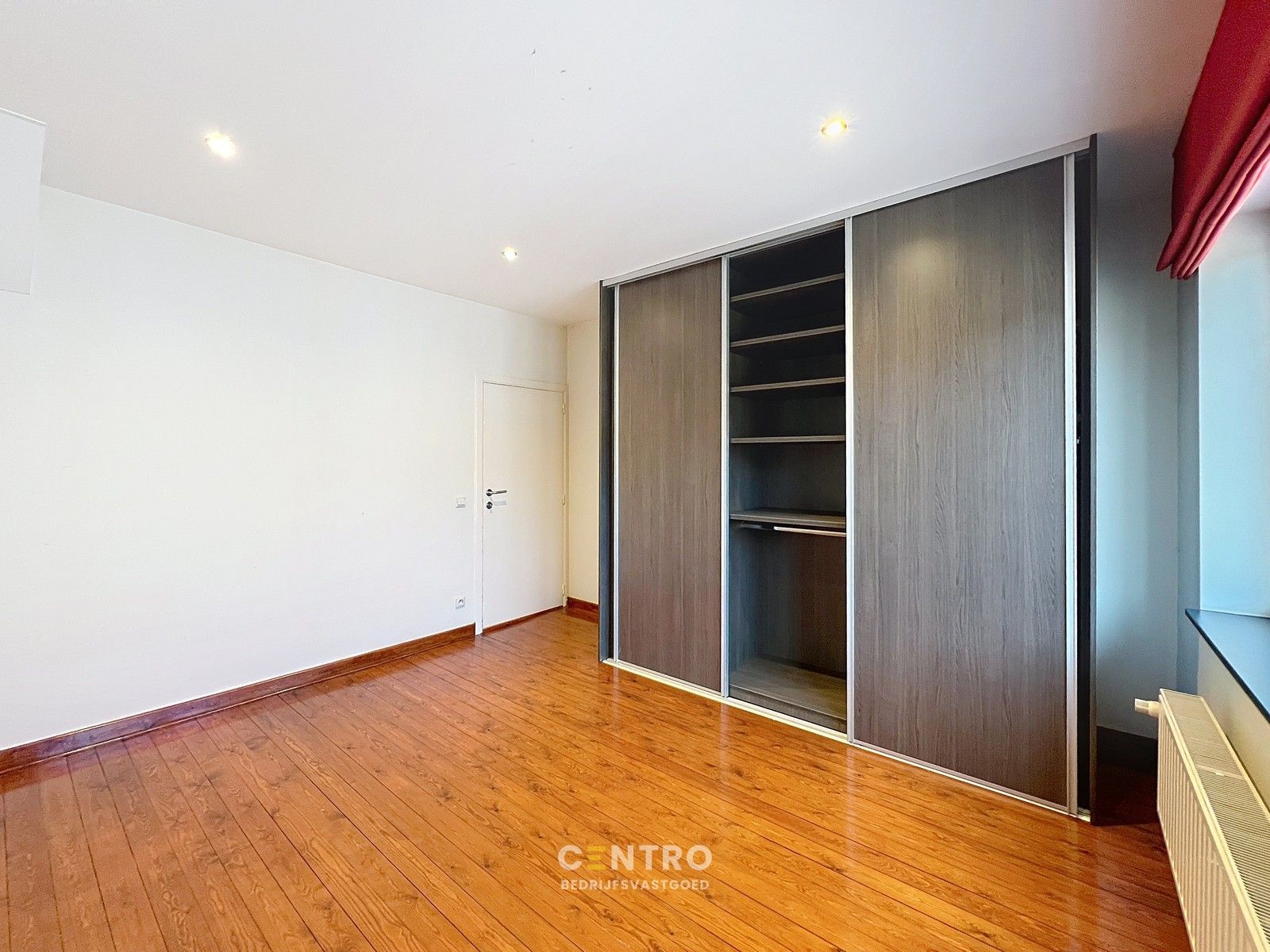 Veelzijdig pand bestaande uit RUIME woning met kantoor/praktijk/winkelruimte (267m²) + VERHUURD handelsgelijkvloers (238m²) op COMMERCIËLE ligging te Tielt! foto 29
