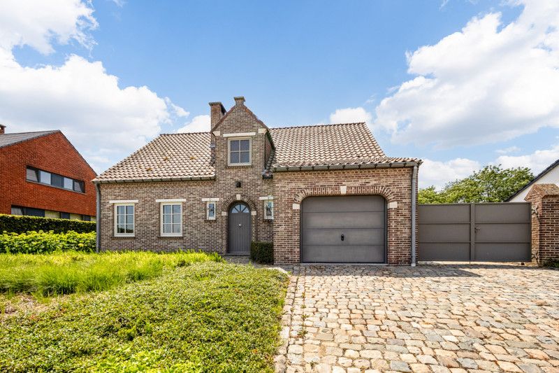 Luxueuze en instapklare woning met garages en tuin foto {{pictureIndex}}