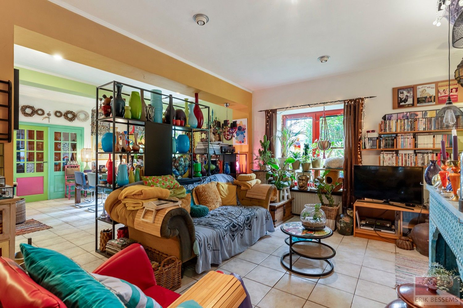 Unieke gesloten bebouwing met veel potentieel, deze ruime woning biedt een indrukwekkende woonoppervlakte van 306 m² foto 8