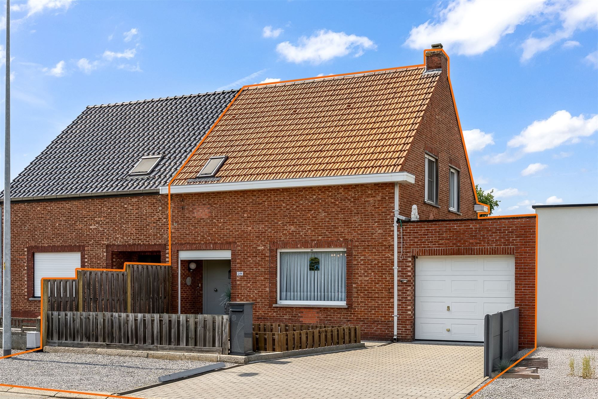 Hoofdfoto van de publicatie: PERFECT ONDERHOUDEN WONING MET RUIME GARAGE EN BIJGEBOUW
