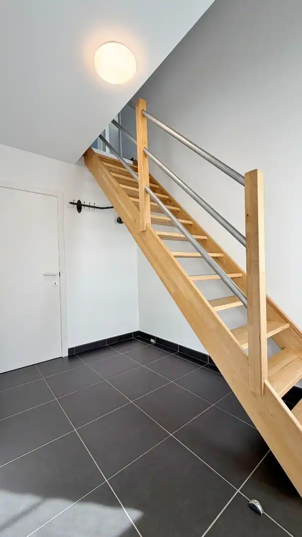 Ruime, zeer goed onderhouden villa met prachtige tuin in rustige doodlopende straat. foto 2