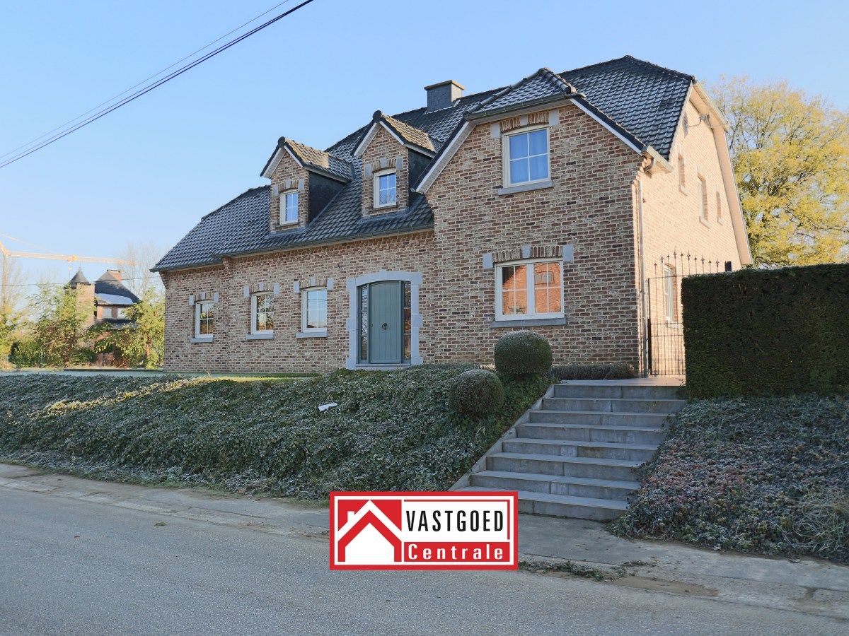 Prachtige woning met 5 slaapkamers, bureau, kelder, garage en tuin te 's Gravenvoeren foto {{pictureIndex}}