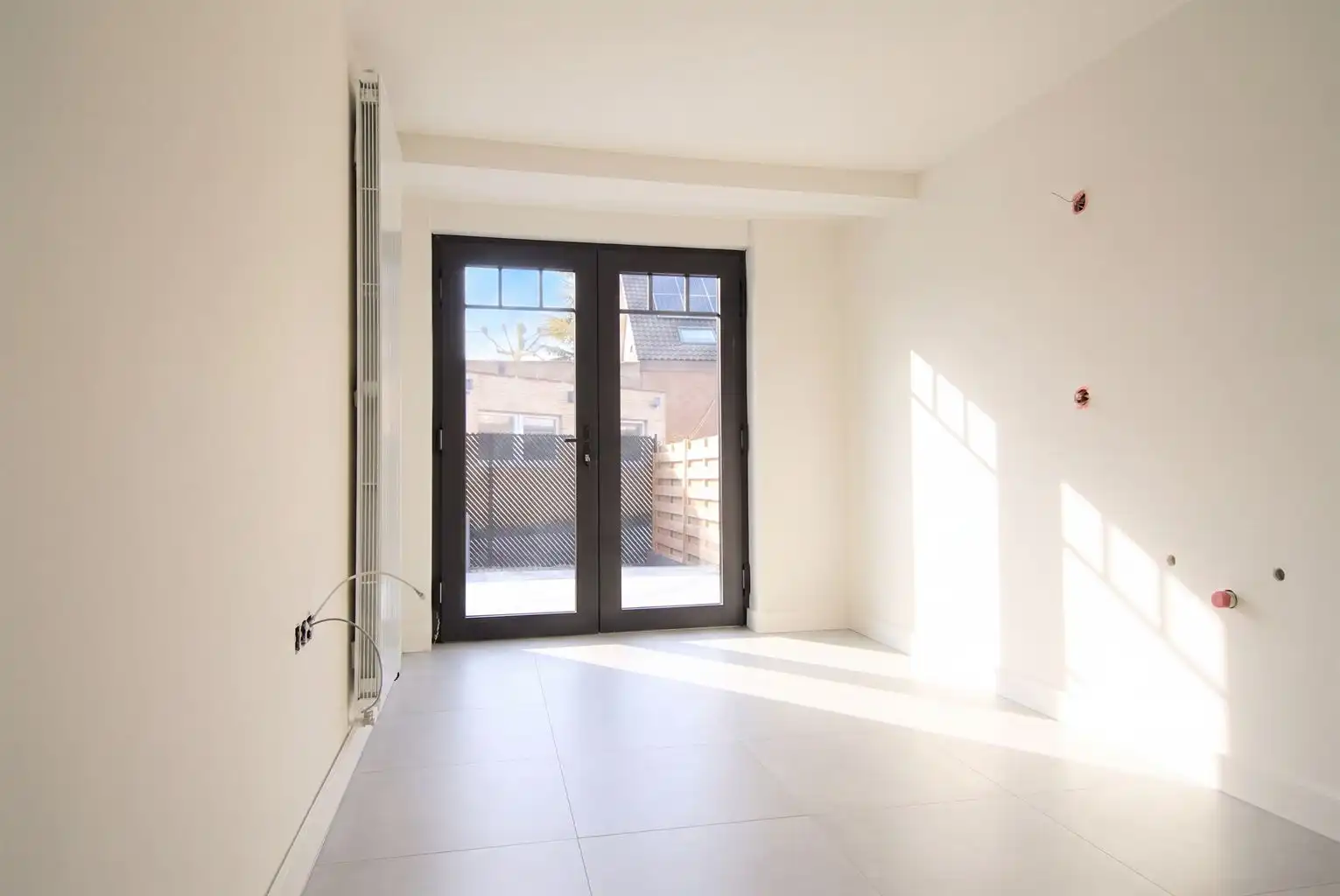 Instapklaar gelijkvloers appartement met 2 slaapkamers, koer en kelderberging, gelegen in het centrum van Maaseik. foto 5