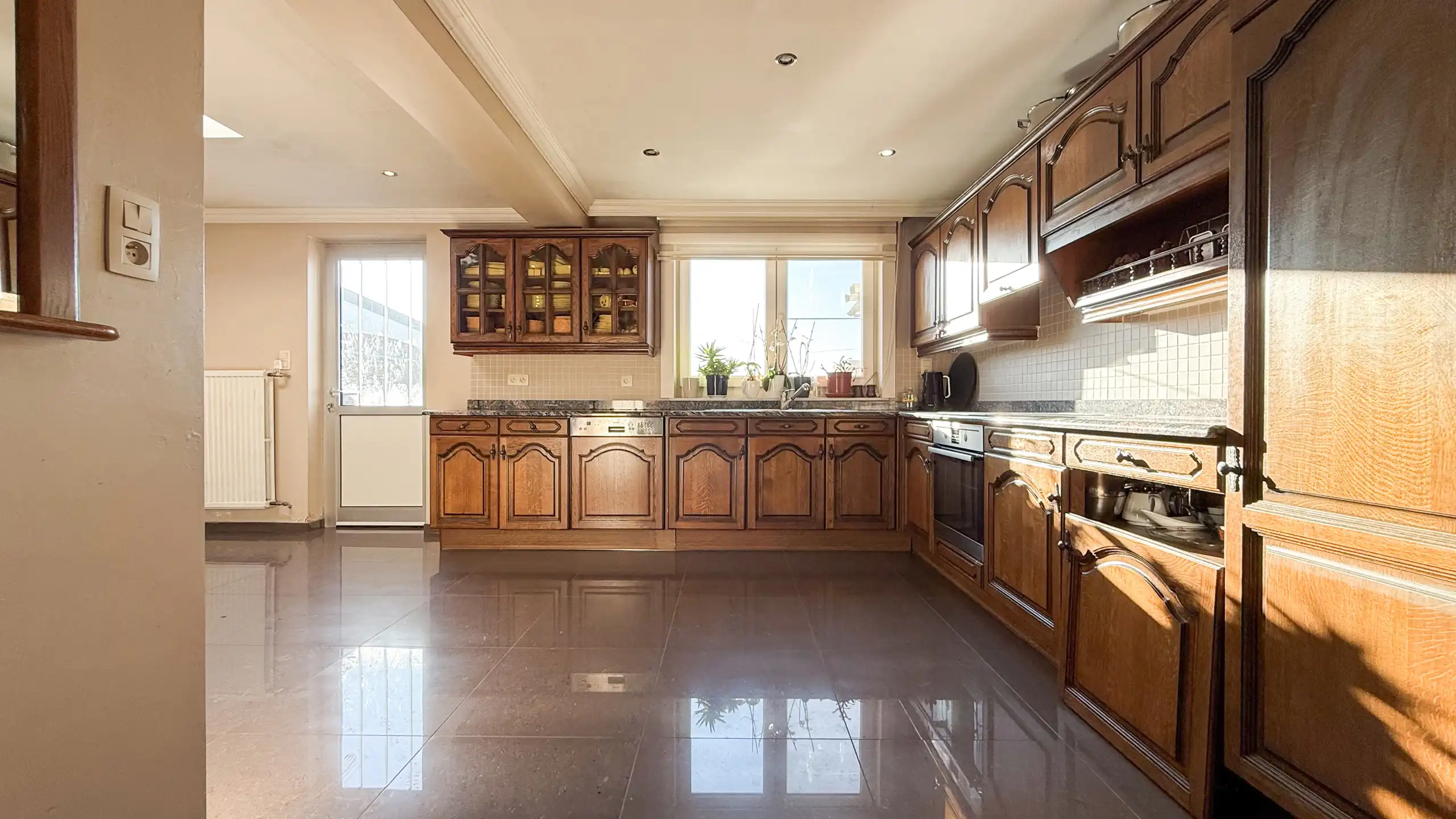 Moderne en gezellige woning met 5 slpkmrs en zonnepanelen! foto 10