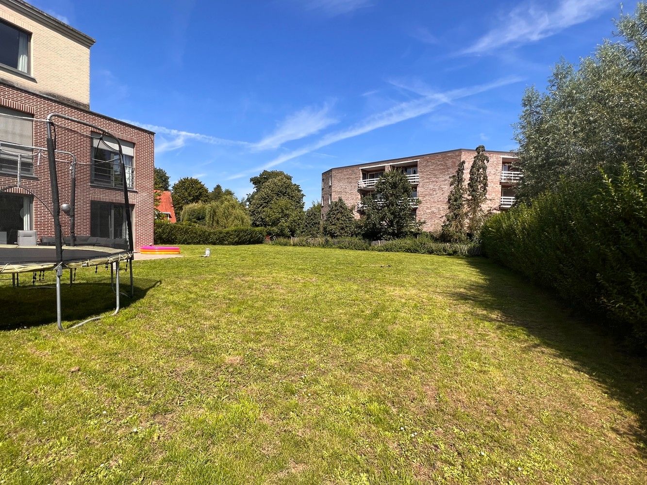Clusterwoning met 4 ruime slaapkamers, tuin en 2 ondergrondse staanplaatsen. foto 6