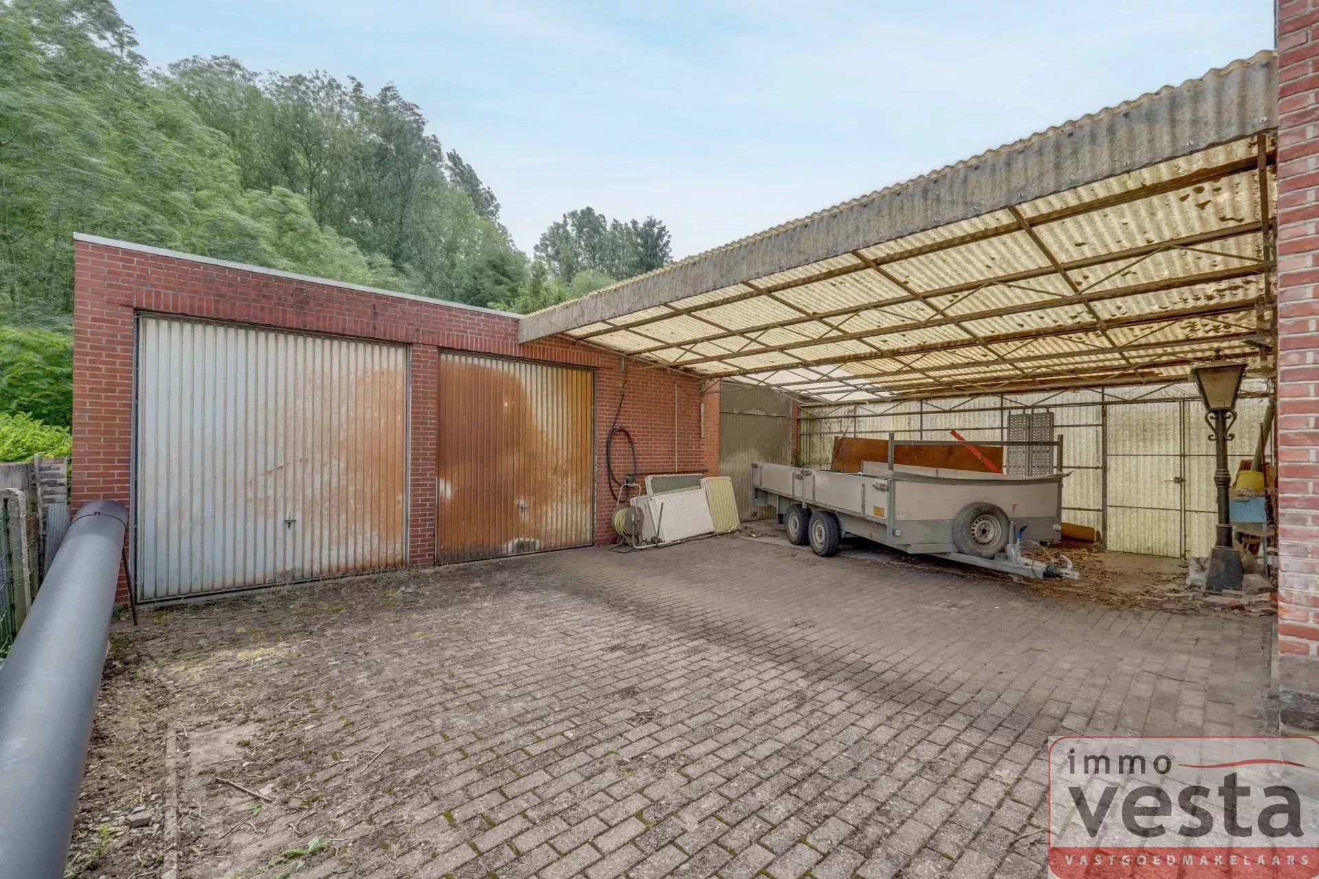 Ruime, op te knappen villa met handelsruimte foto 32