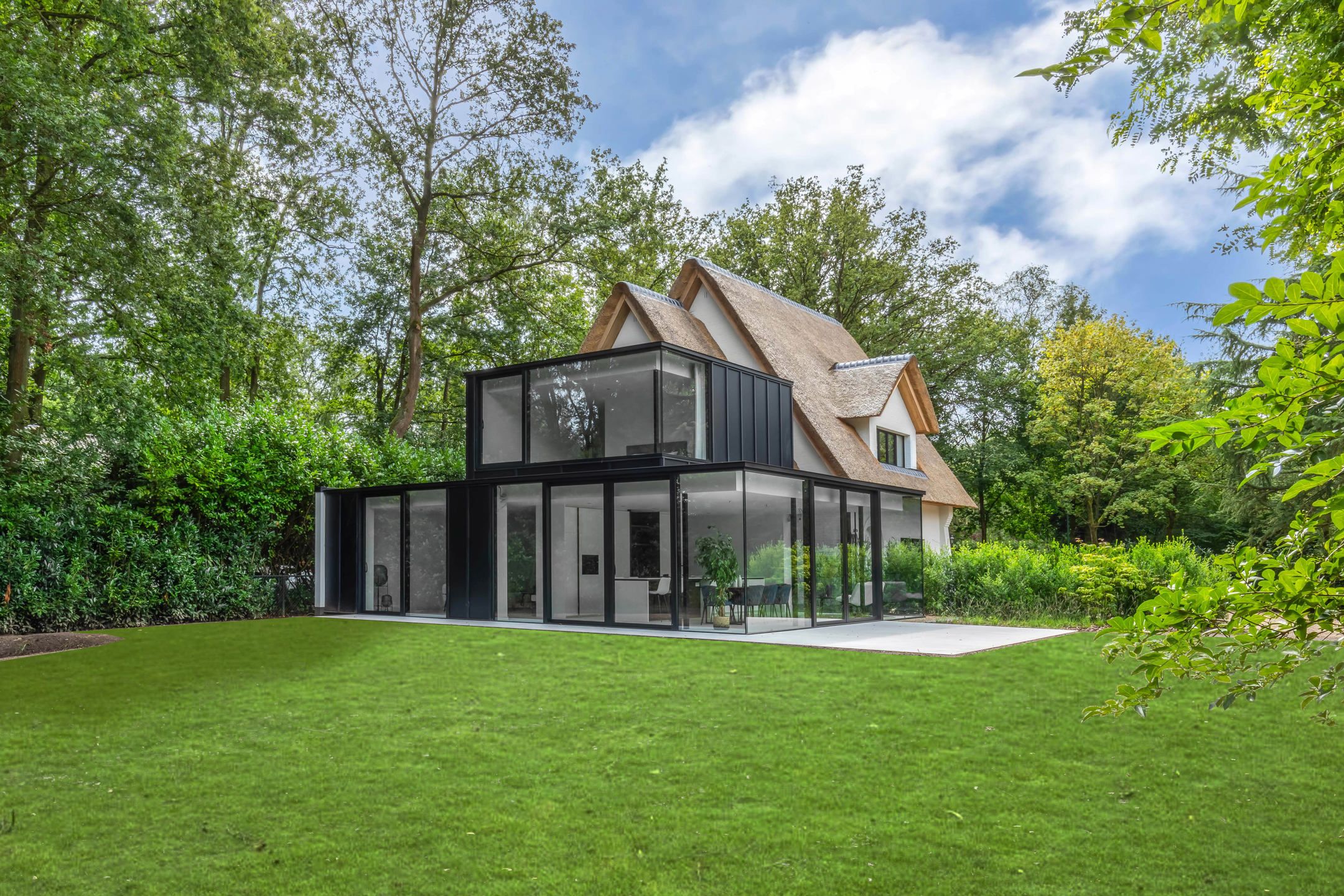 Prachtig gerenoveerde villa in een groene omgeving  foto 25