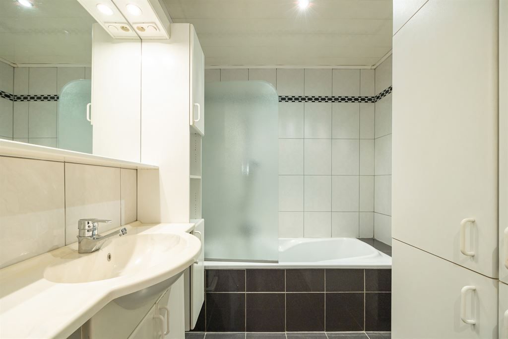 Ruim, instapklaar appartement (107m²) met visgraatparket en zuidgericht terras. foto 10