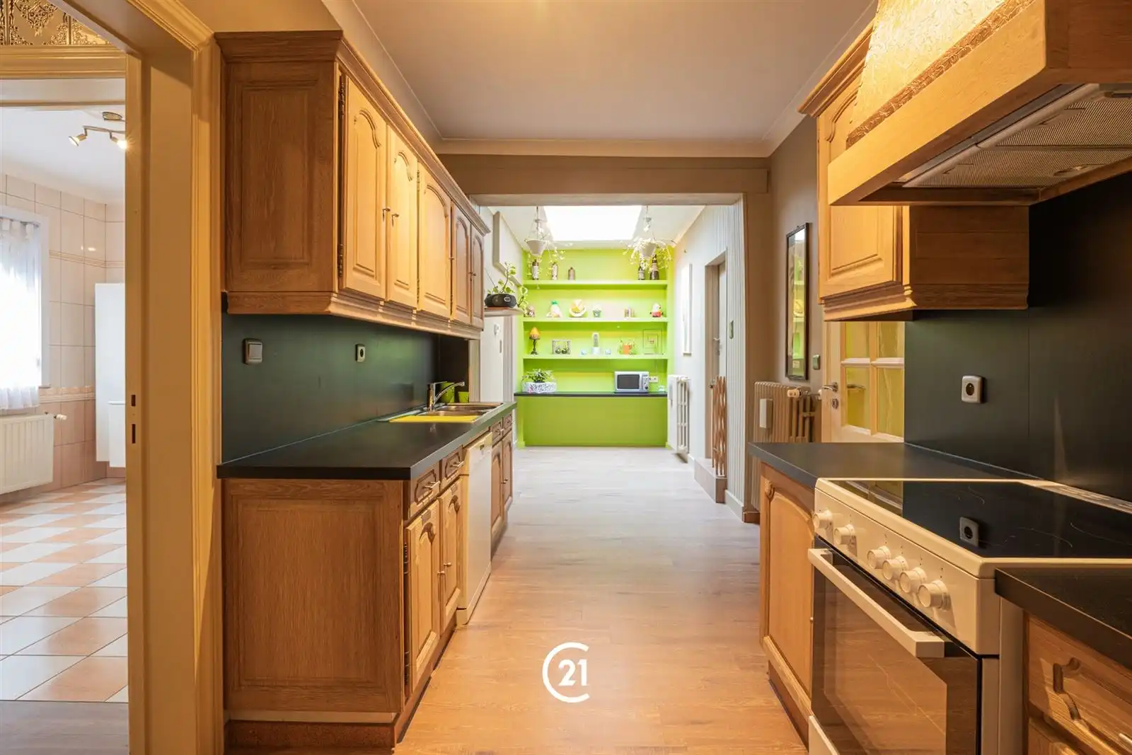 Een ruime woning met karakter, tuin, garage op een interessante locatie.  foto 8