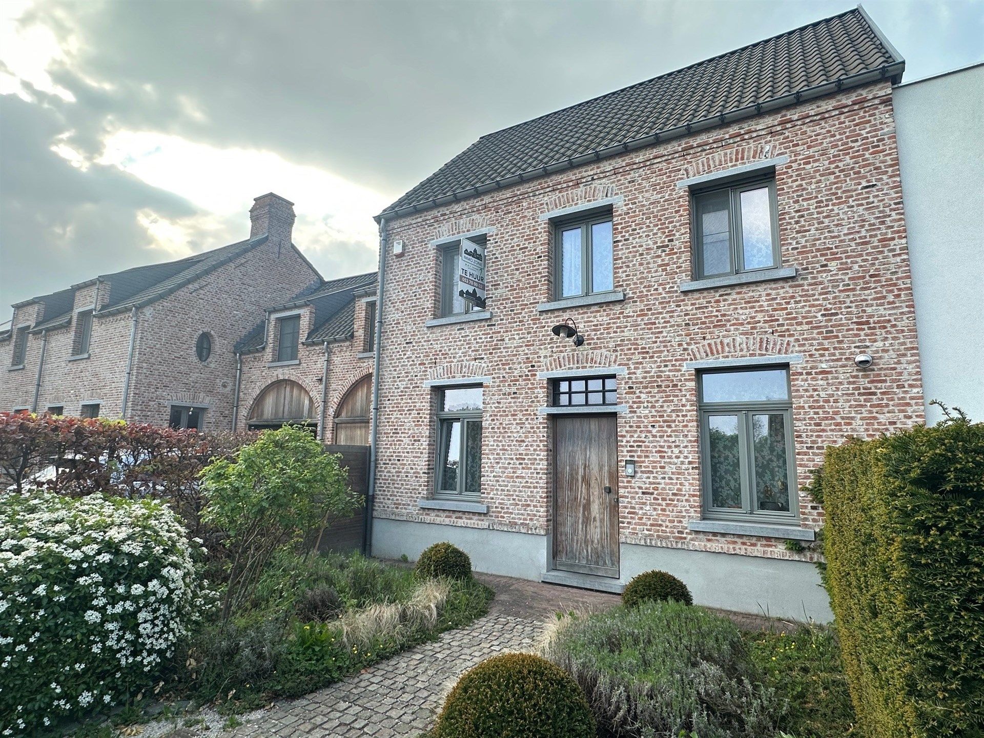 Prachtige woning met 4 slaapkamers in landelijke stijl foto {{pictureIndex}}