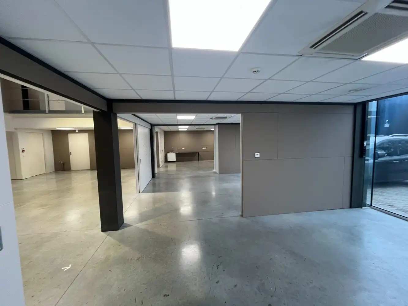 Bedrijfshal met kantoor foto 8